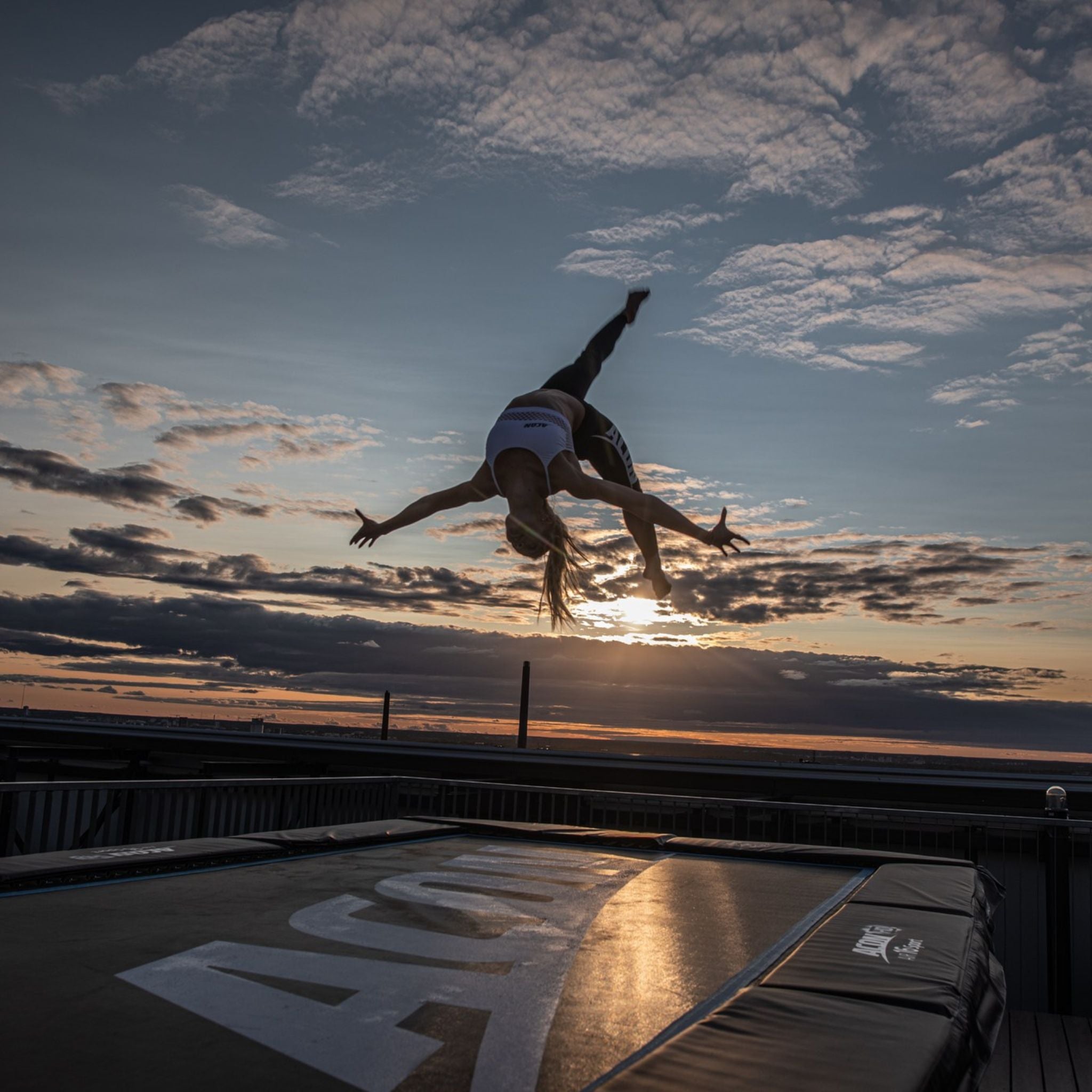 Frau springt auf einem Trampolin mit Randabdeckung