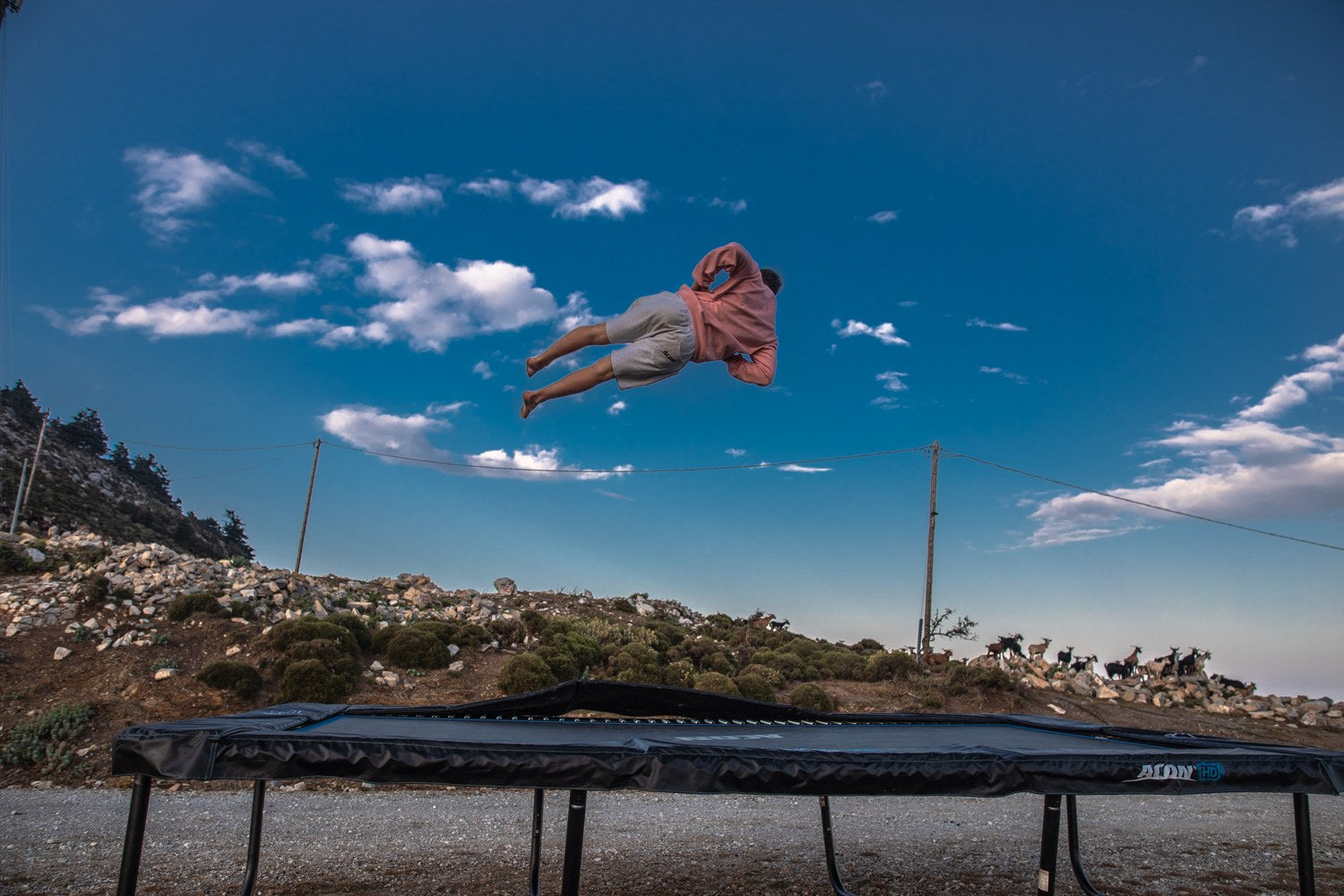 Mann springt auf Trampolin. Trampolin Schutz.