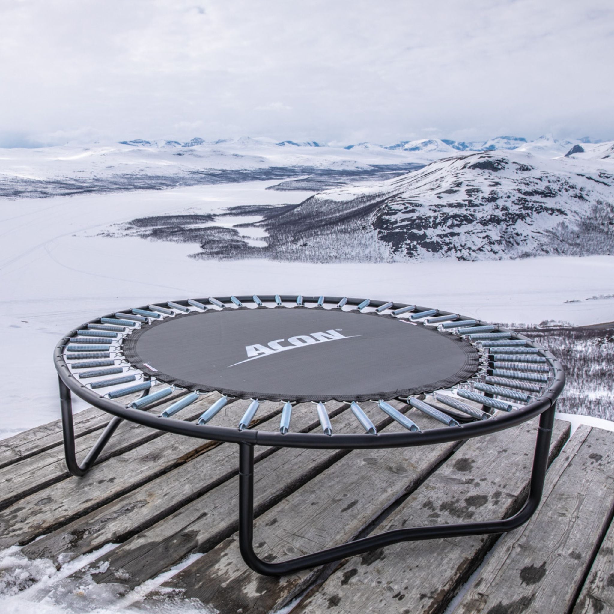 Ein ACON Trampolin steht auf einem schneebedeckten Deck.