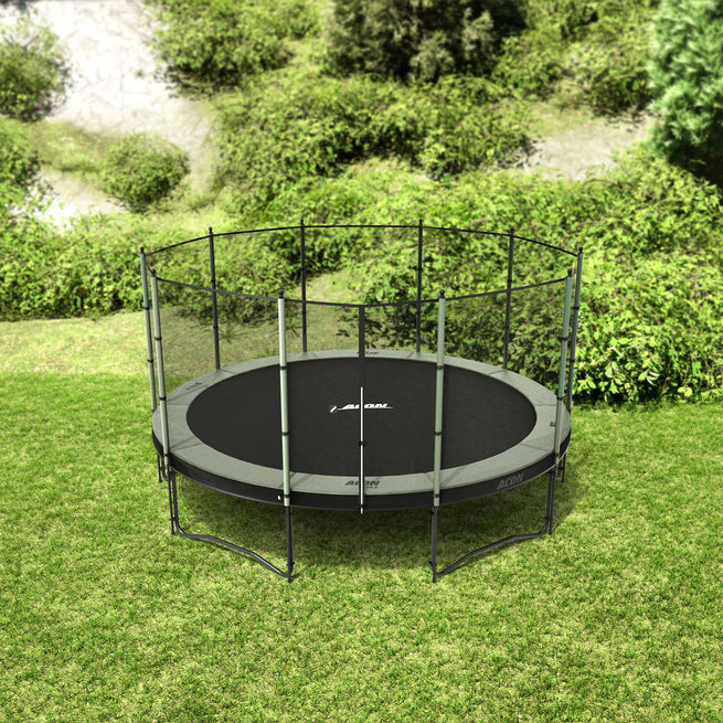 Rundes 4,6-m-Trampolin von Acon mit Netz in einem Garten