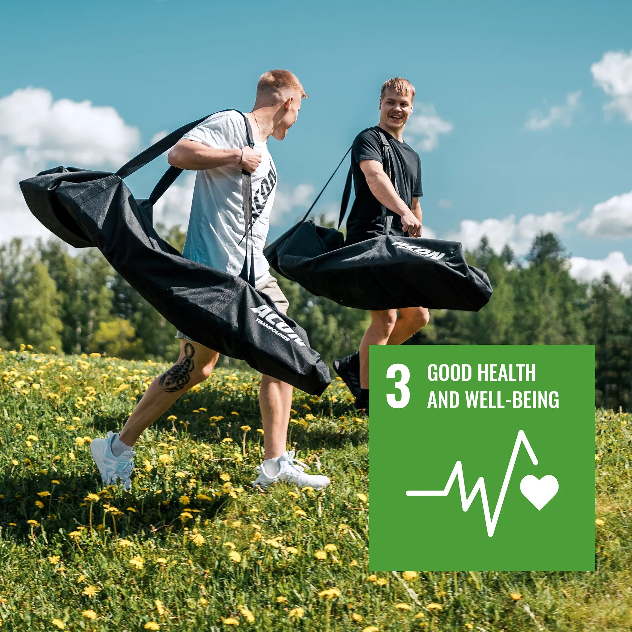 Zwei Männer gehen auf dem Gras mit Acon-Taschen auf den Schultern. Das Bild zeigt das UN-Nachhaltigkeitszeichen 3 - Gesundheit und Wohlergehen.