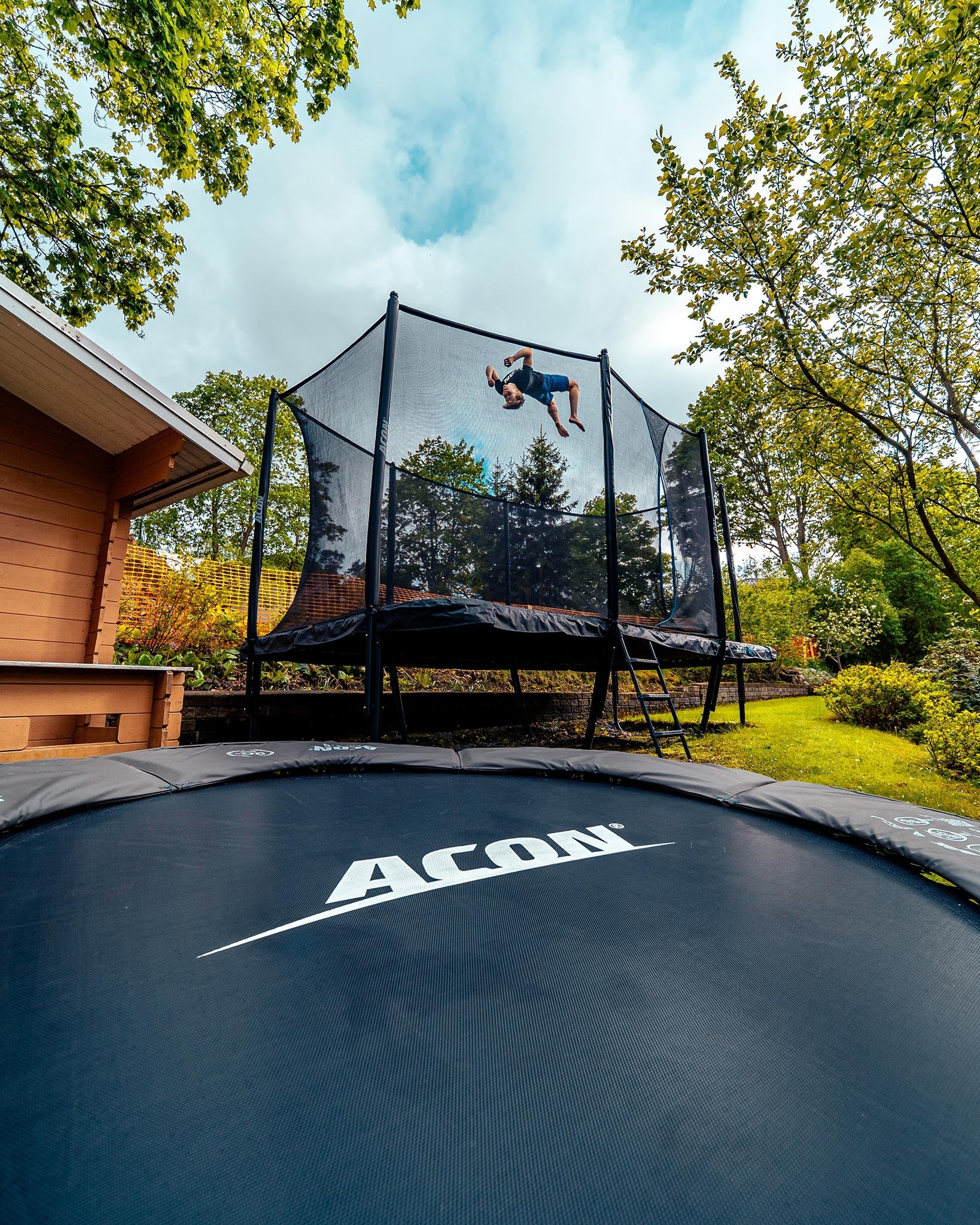 Kind springt auf Trampolin