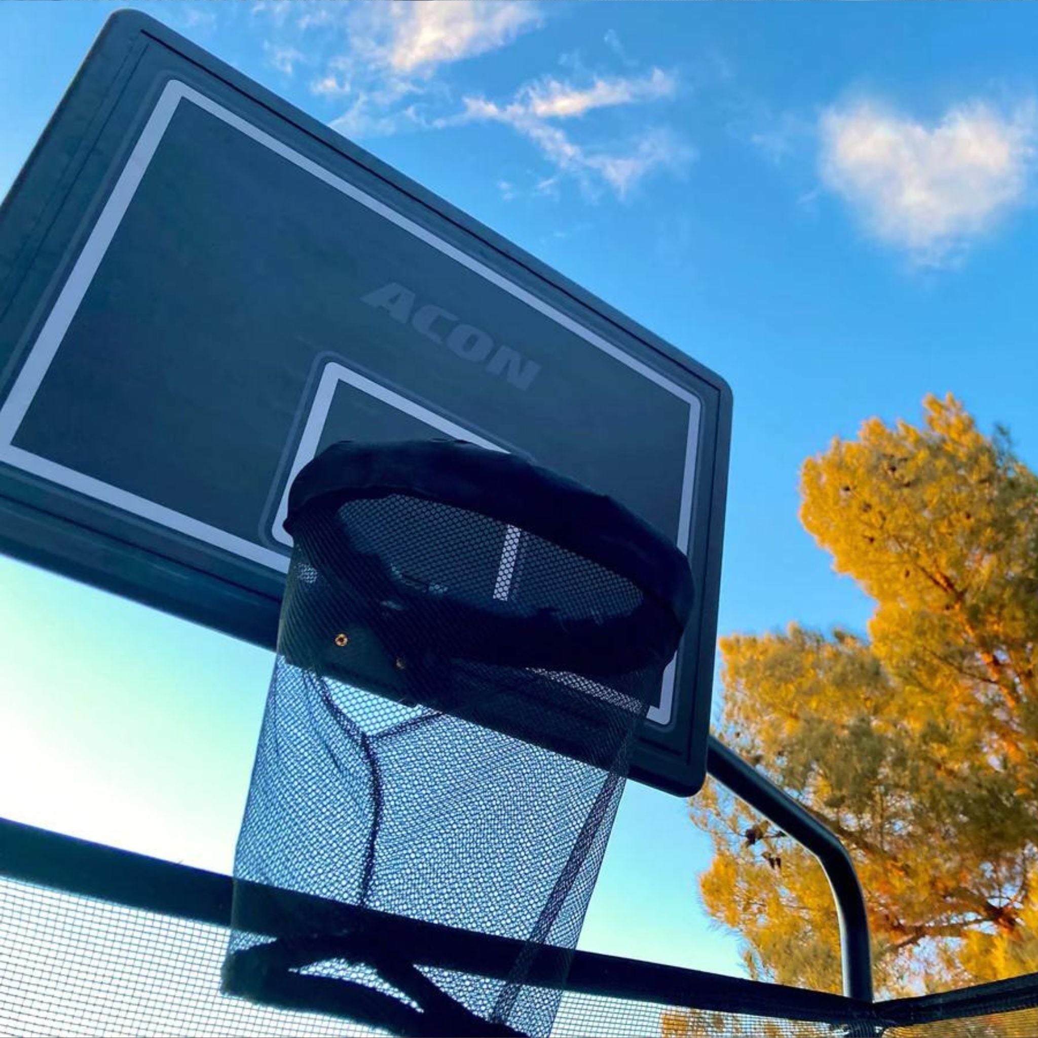 Basketballkorb an Trampolin
