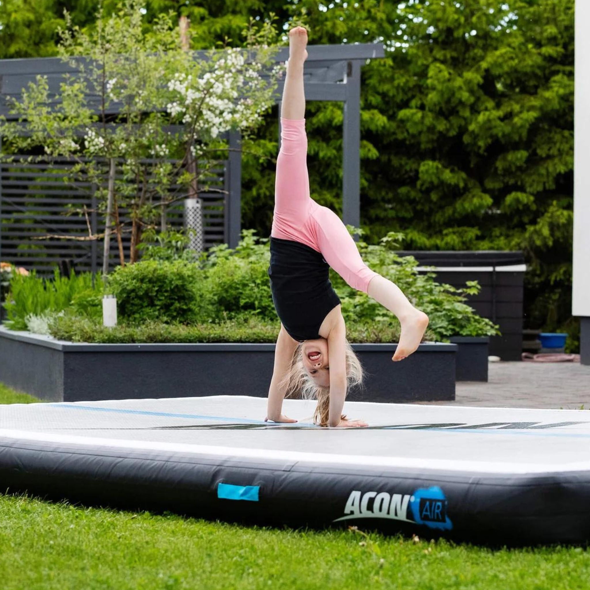 Kind schlägt ein Rad auf einer Gymnastikmatte