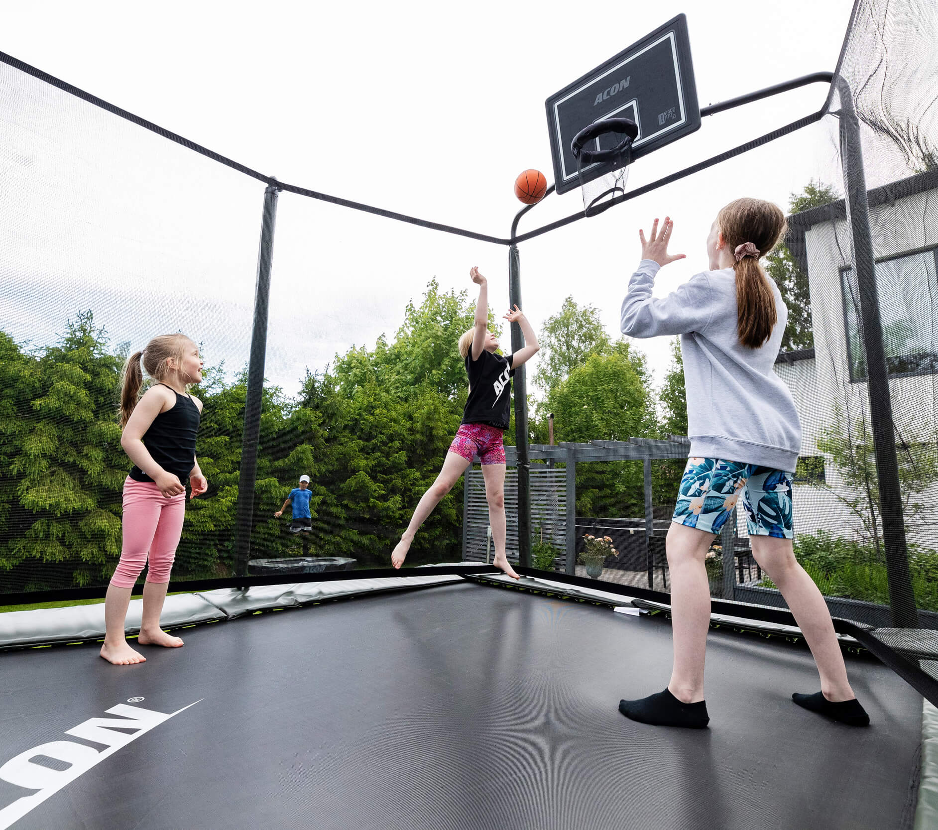 Kinder spielen auf dem Trampolin