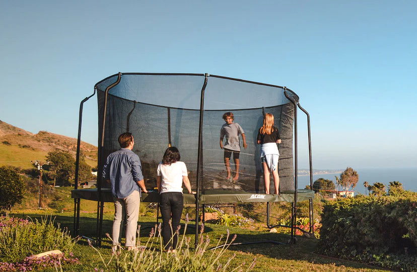 Kinder auf Trampolin