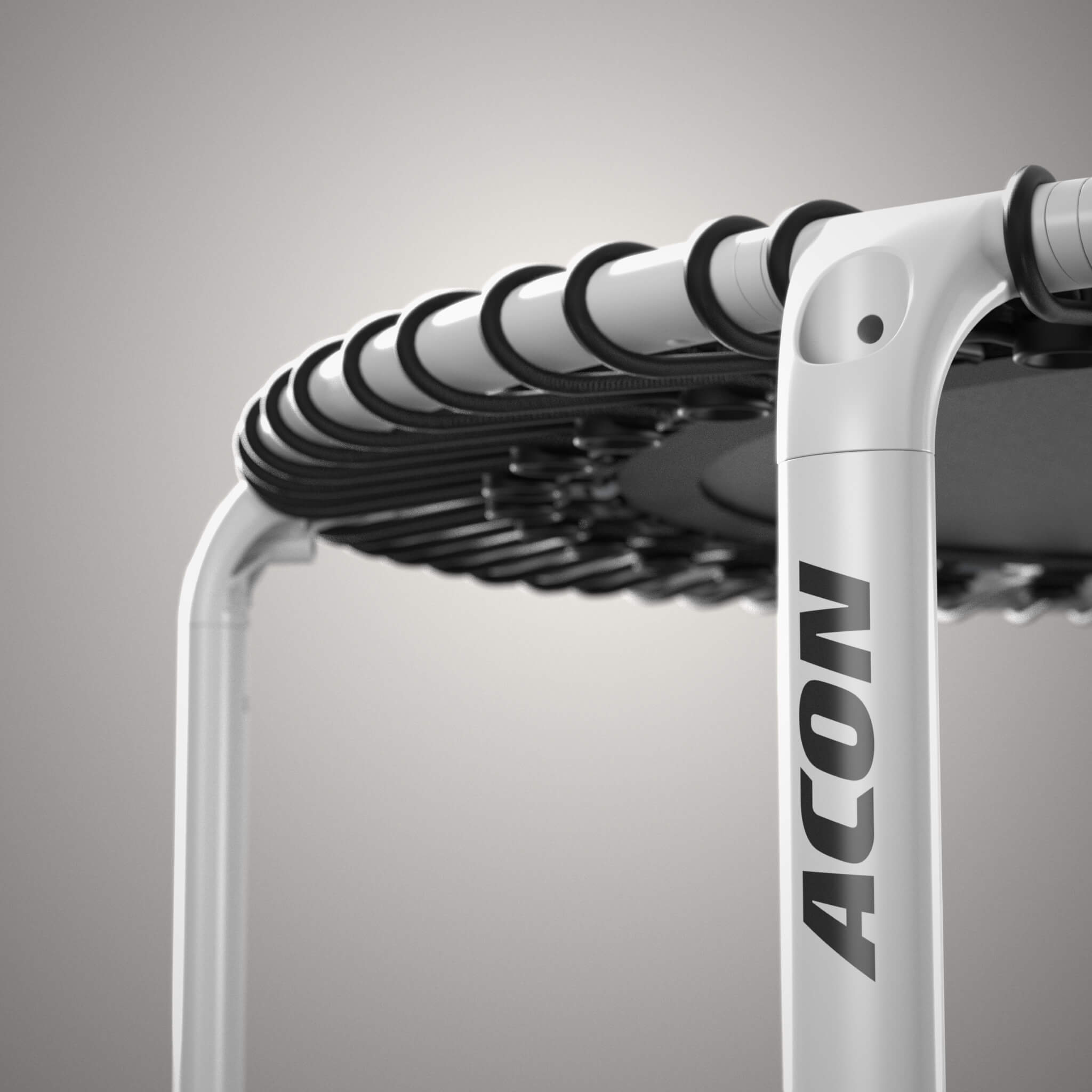 Nahaufnahme der Bungee-Seile eines schwarzen, runden Acon FIT-Trampolins.