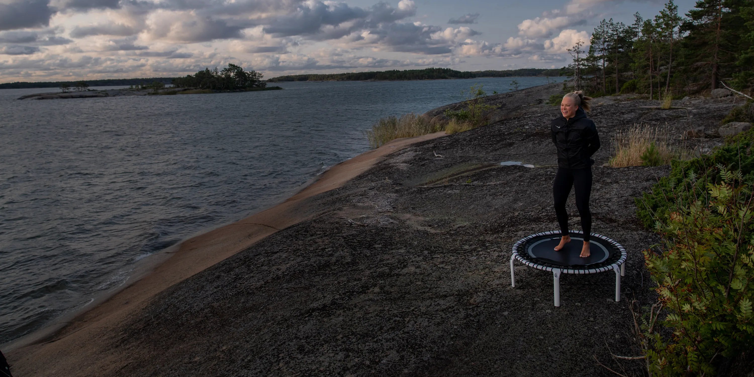 ACON Fit 1,12 m Runder Rebounder mit Balance-Haltestange beim Fitnesstraining am Meer.
