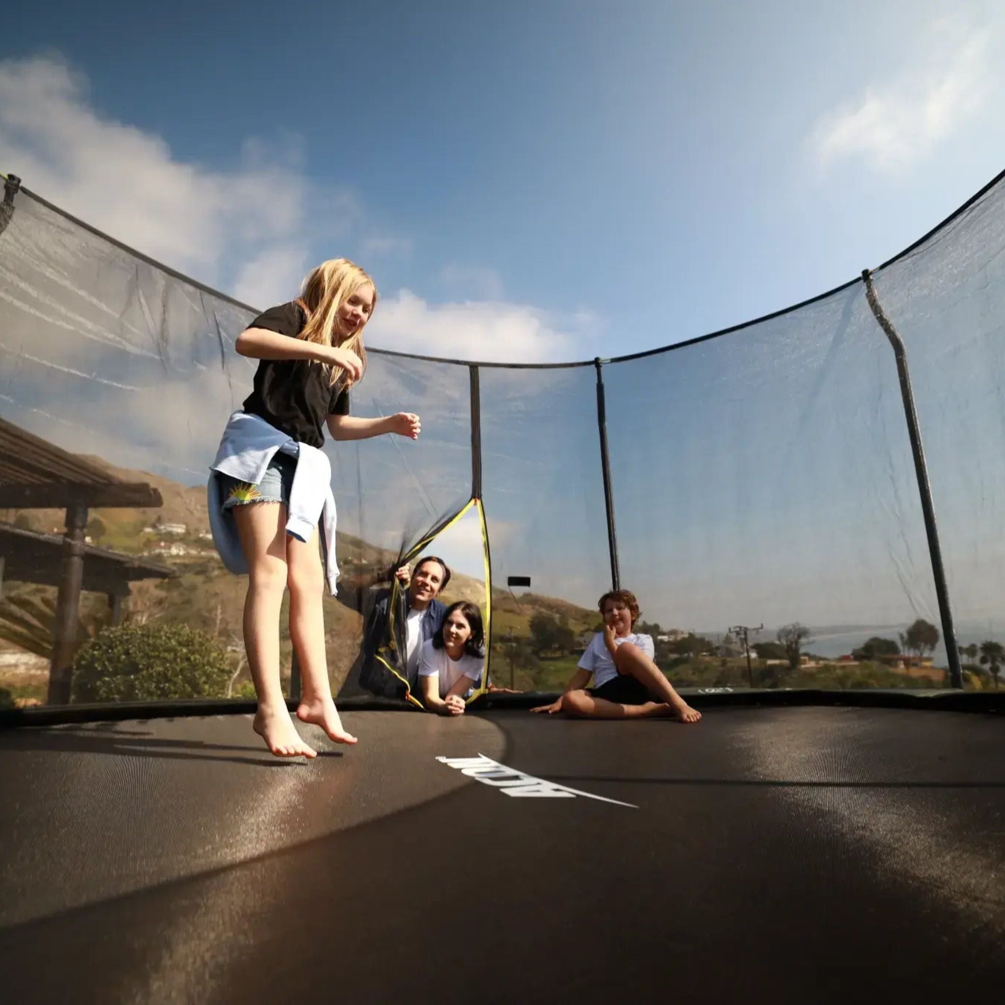 Familie spielt in Riesen Trampolin