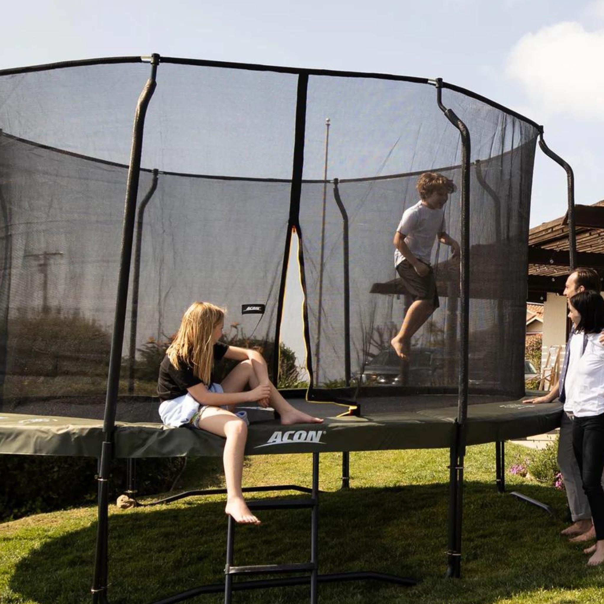 Familie im Trampolin. Trampolin im Garten Verboten.