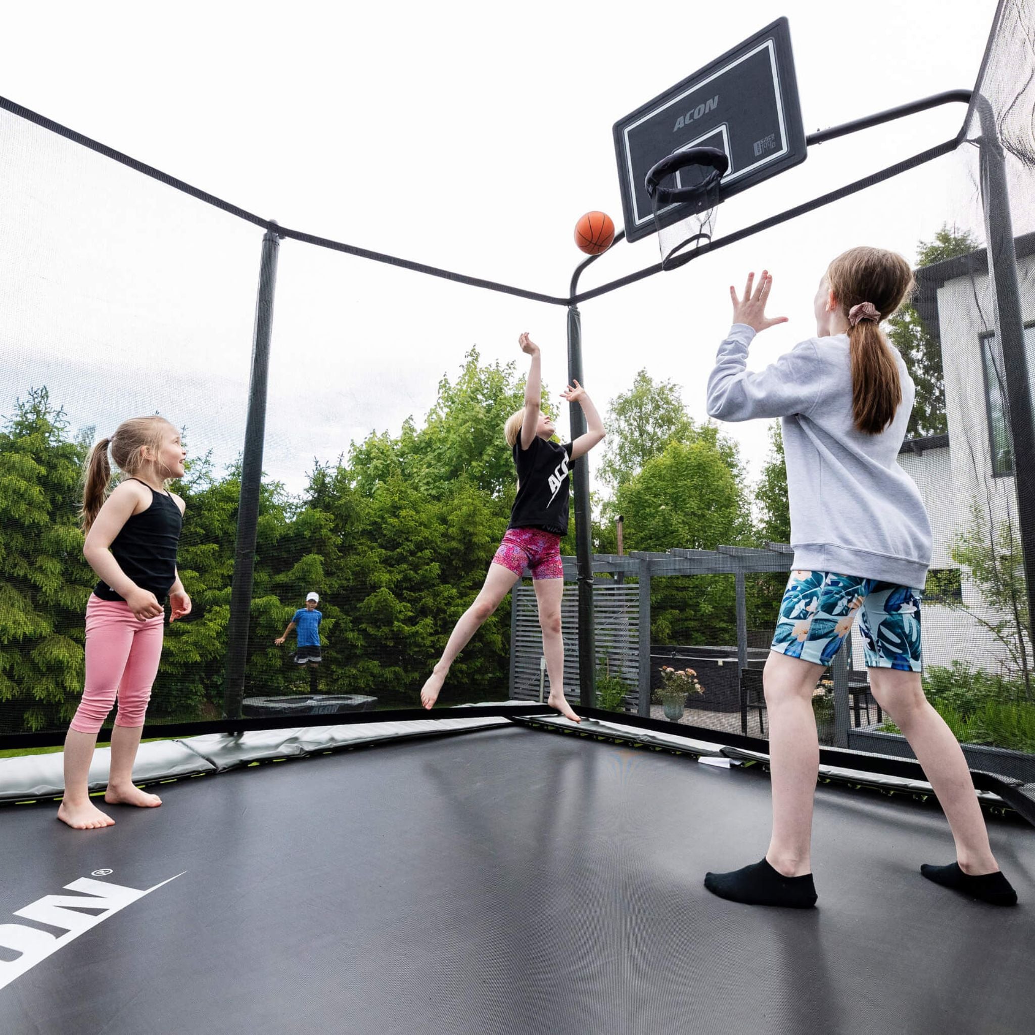 Kinder spielen auf dem Trampolin (Was tun, wenn das Trampolin-Netz kaputt ist?)