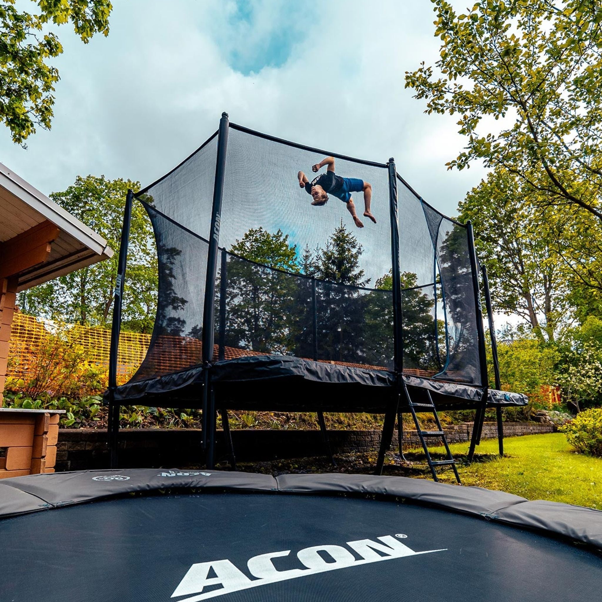 Junge springt auf dem Trampolin (Was tun, wenn das Trampolin-Netz kaputt ist?)