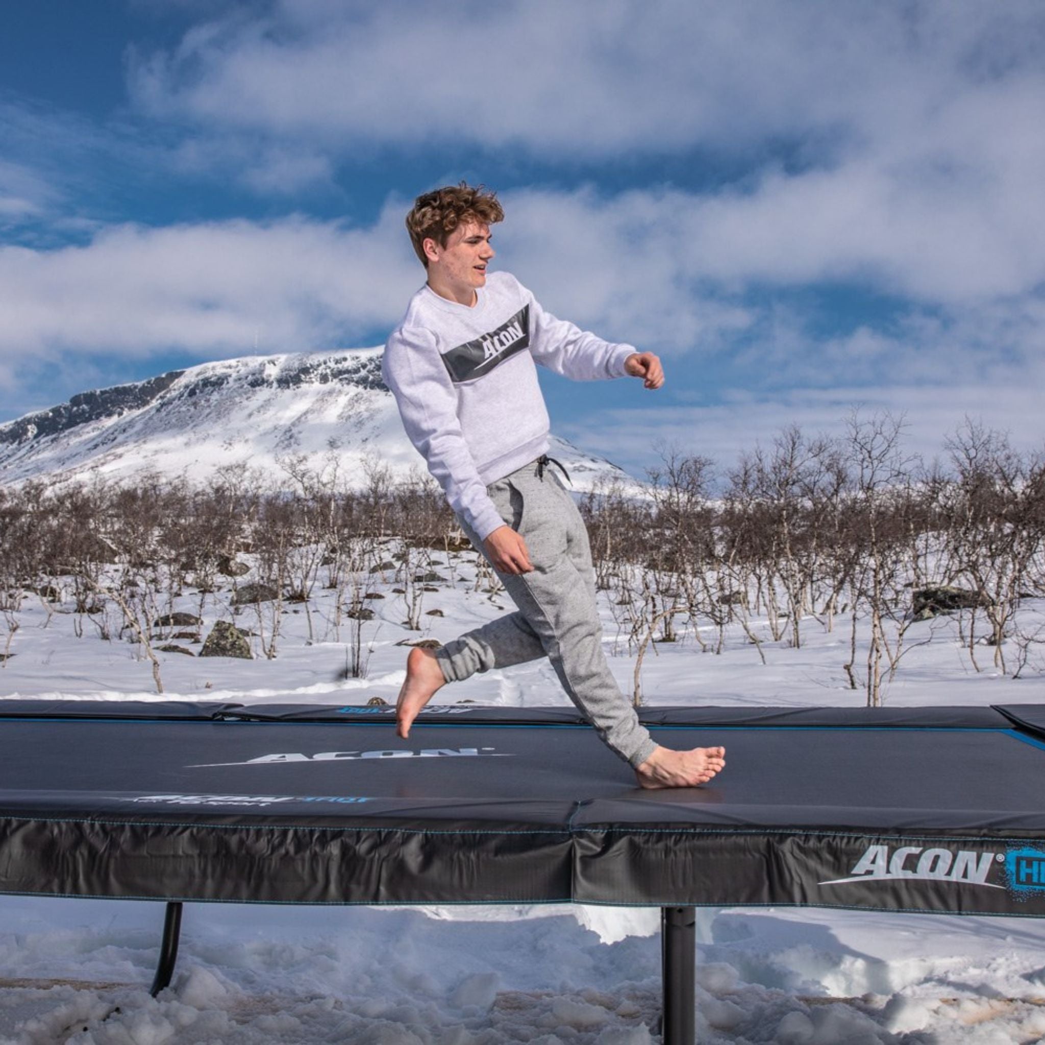 Mann läuft auf einem Trampolin mit Randabdeckung