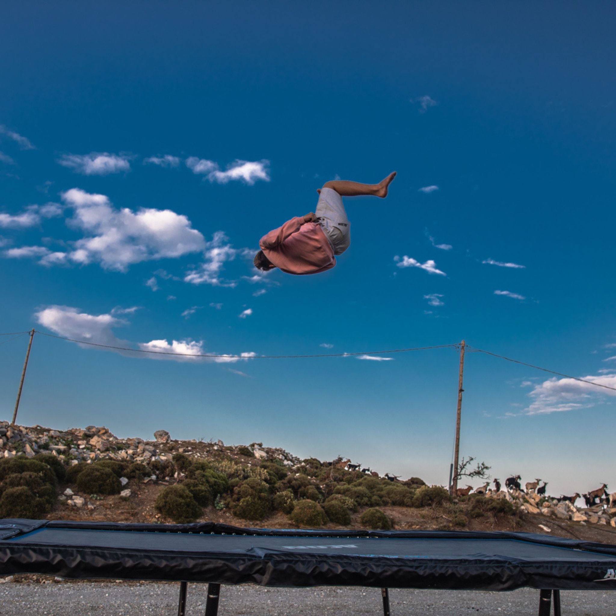 Person springt auf rechteckigem Trampolin Deutschland