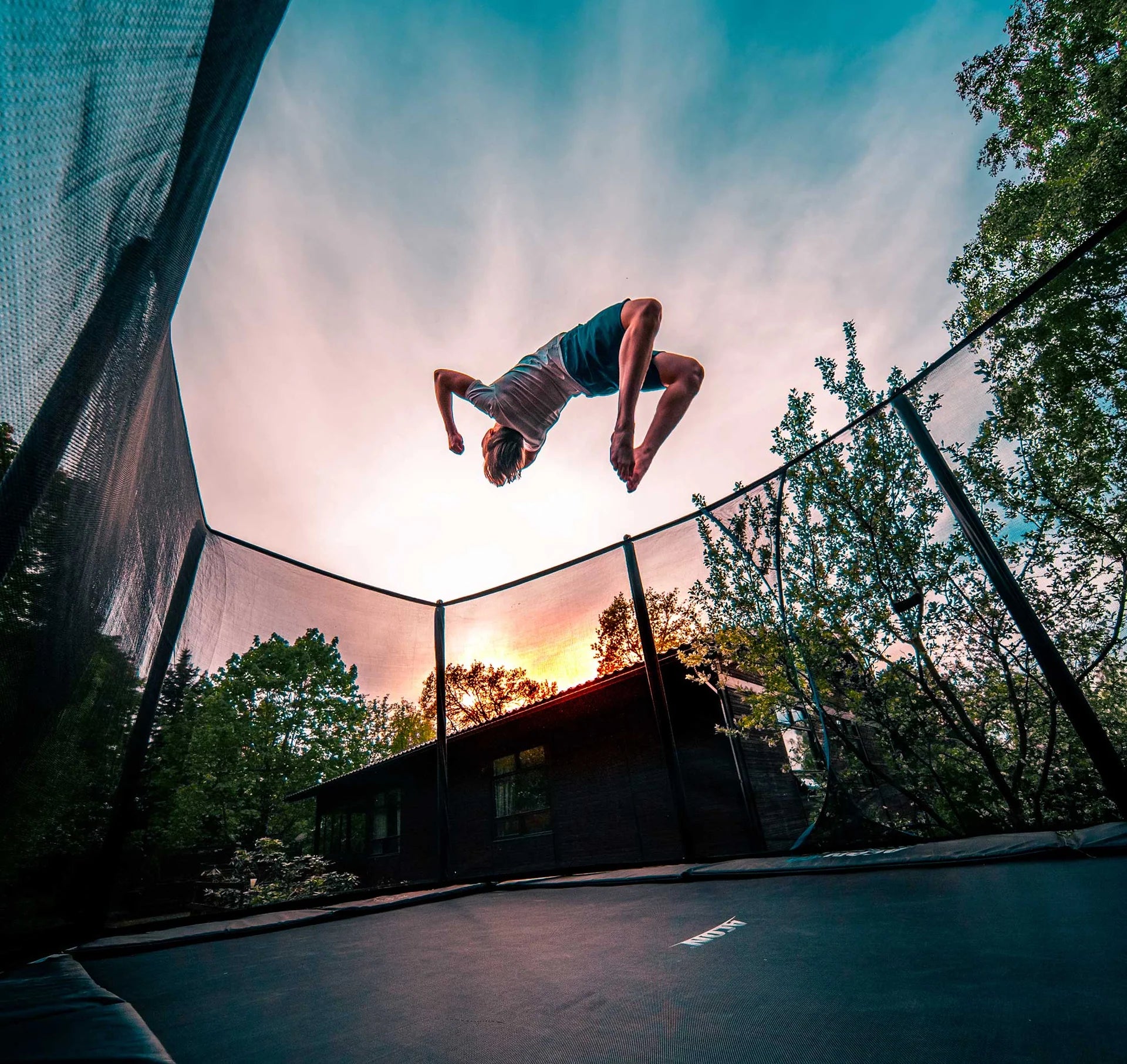 Kind springt auf rechteckigem Trampolin