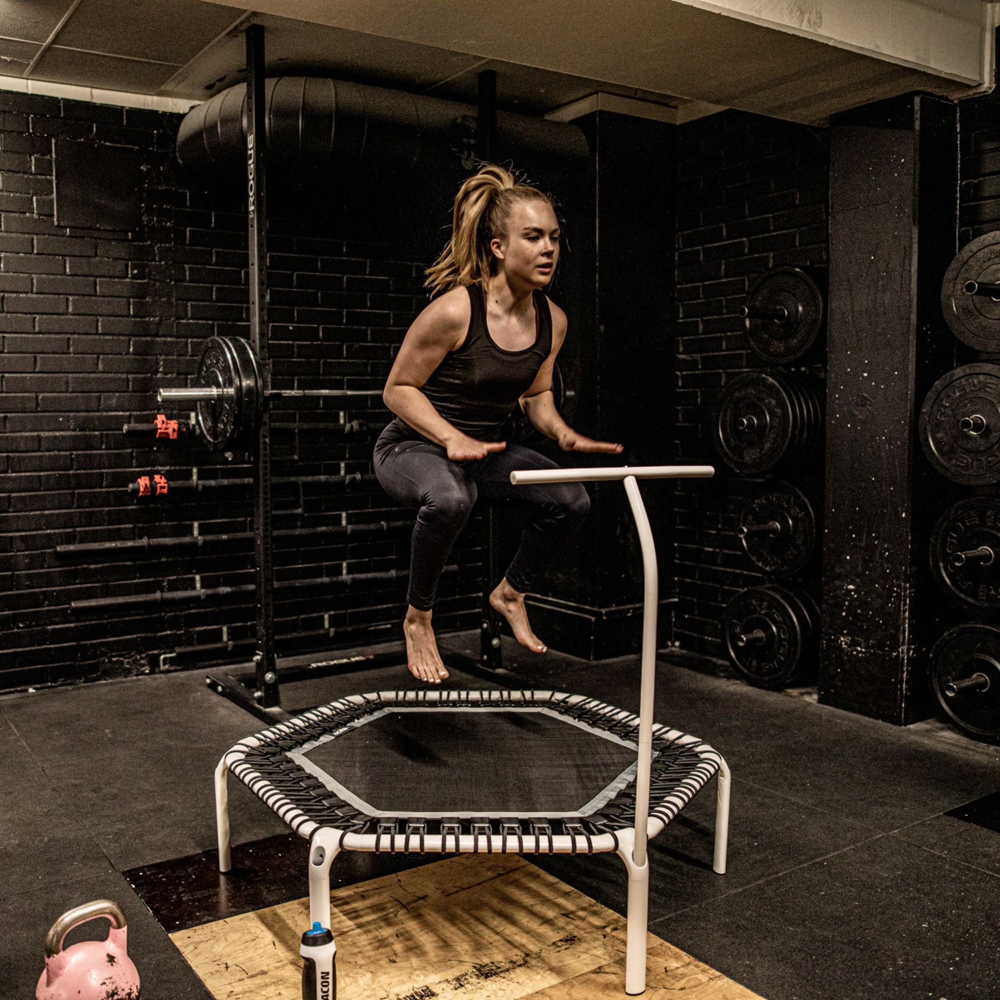 Frau springt auf Trainings-Trampolin