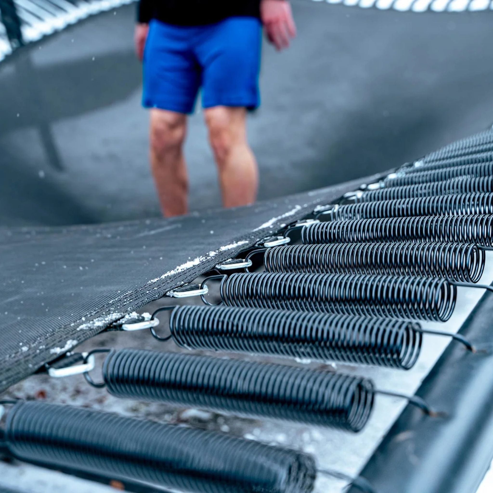 Federn eines Acon Trampolins im Schnee