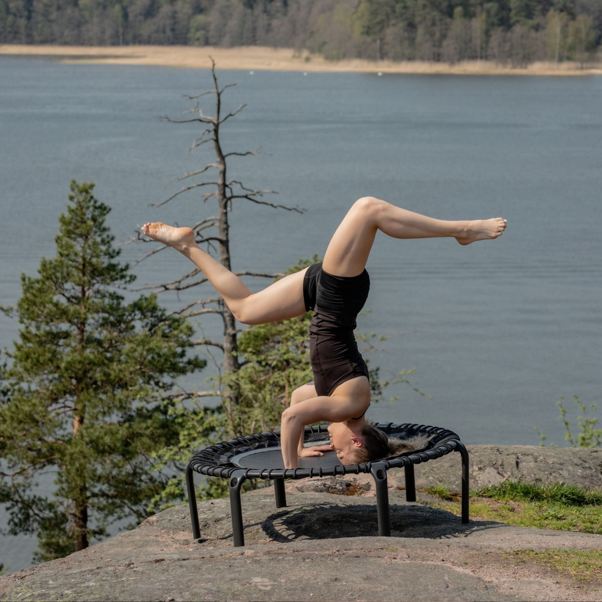 Frau macht Yoga. Trampolin Yoga.