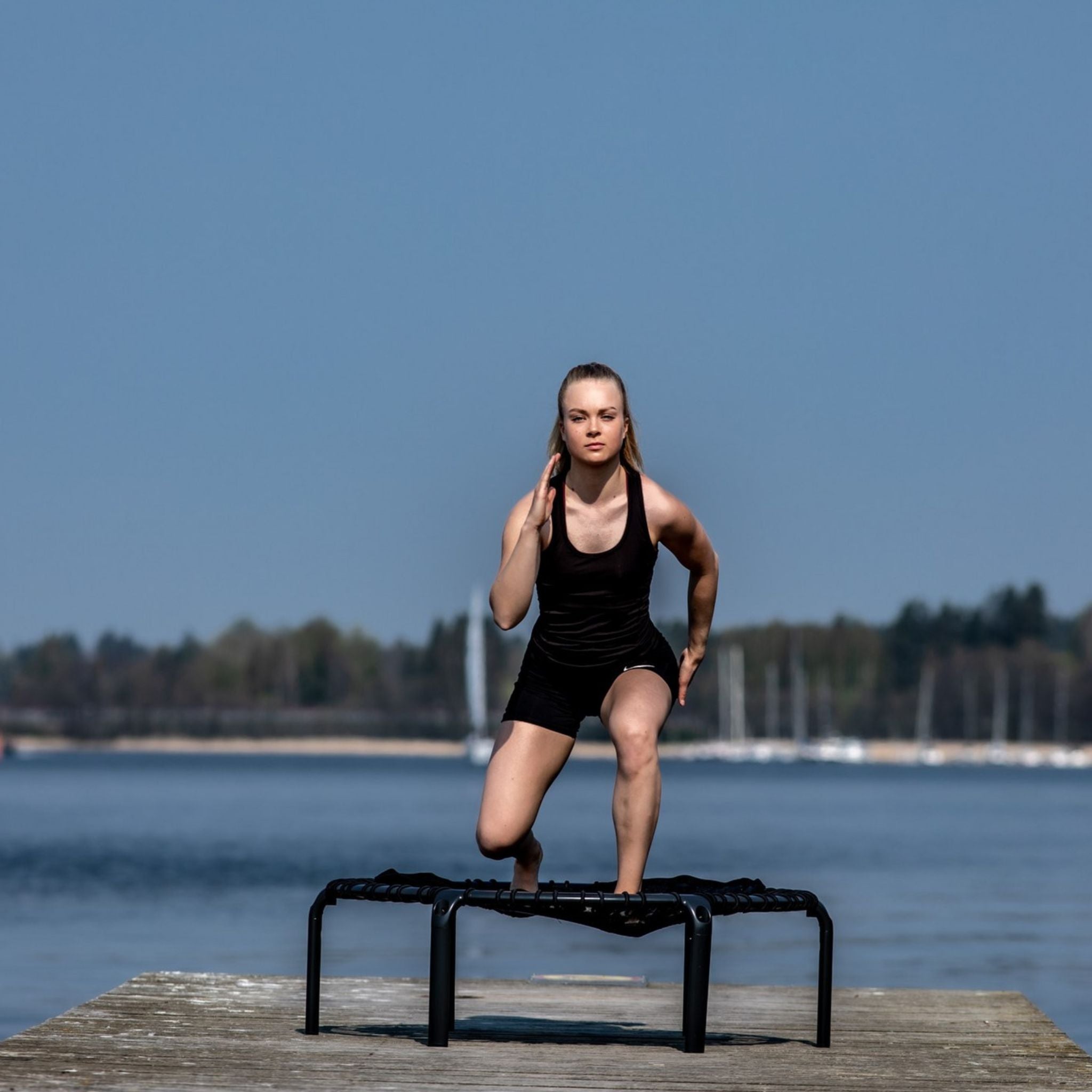 Frau macht Yoga. Trampolin Yoga.