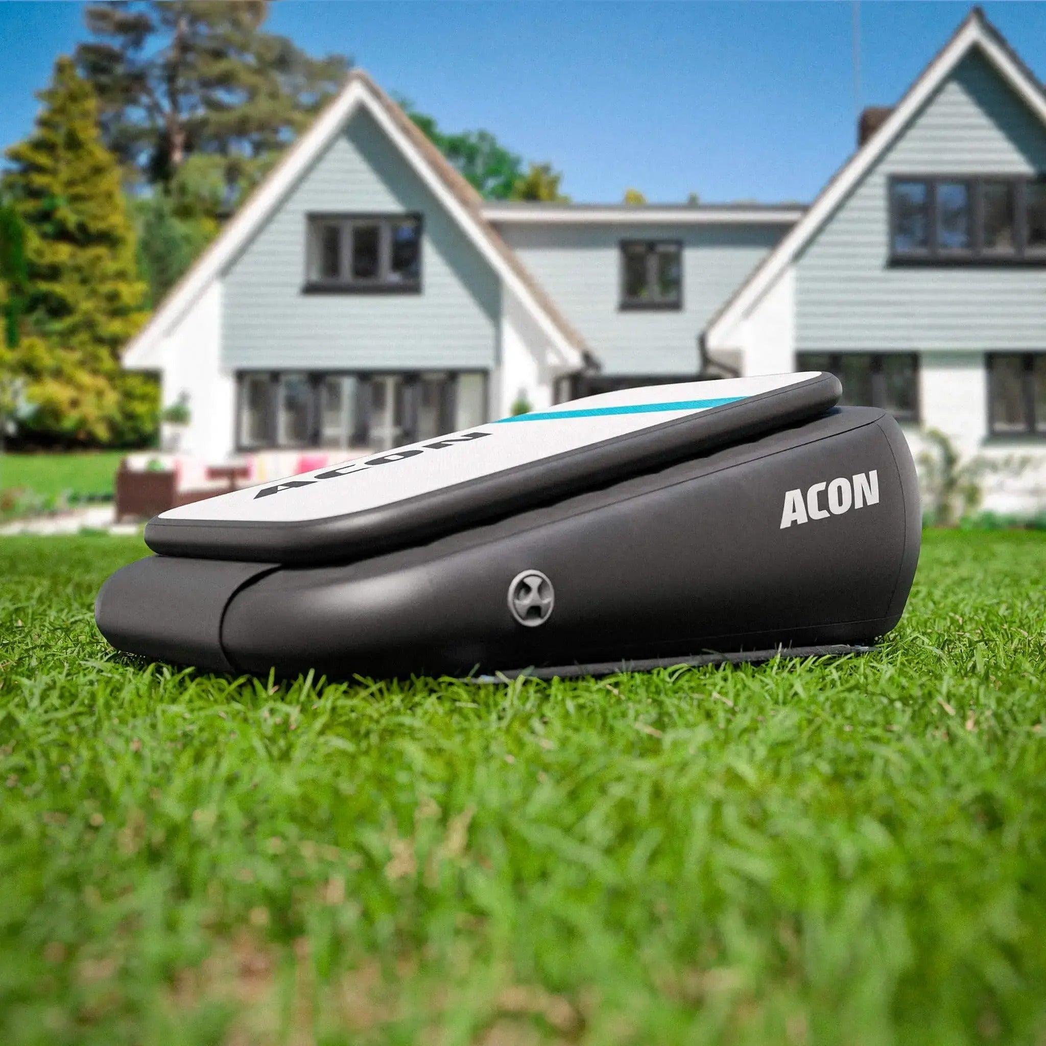 Neues Acon Airboard im Freien auf grünem Rasen.