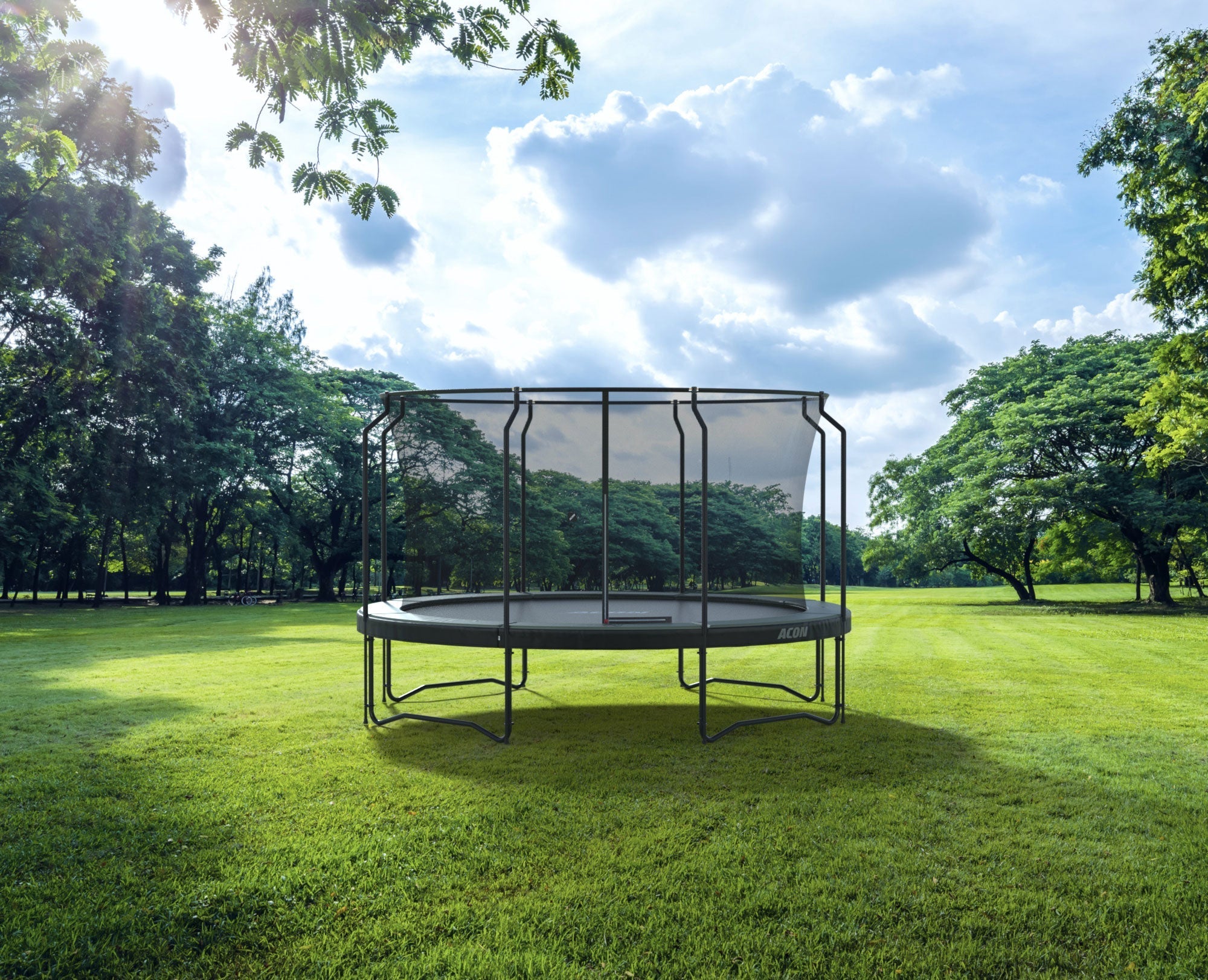 Rundes Acon-Trampolin mit Premium Sicherheitsnetz im Garten