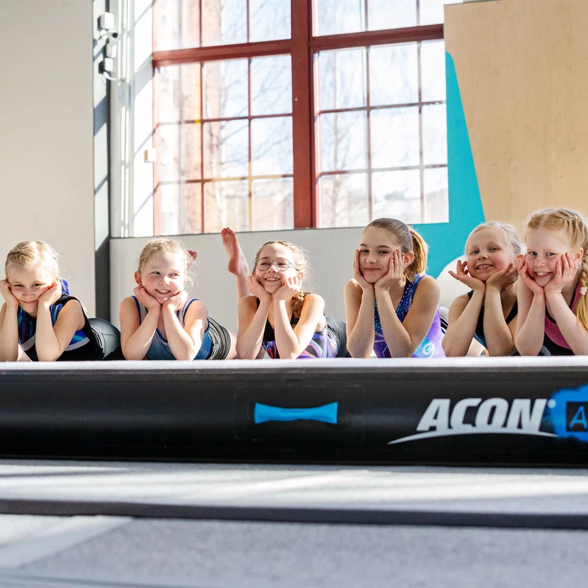 Mädchen liegen auf einer Airtrack Matte. Airtrack Matten für Kinder
