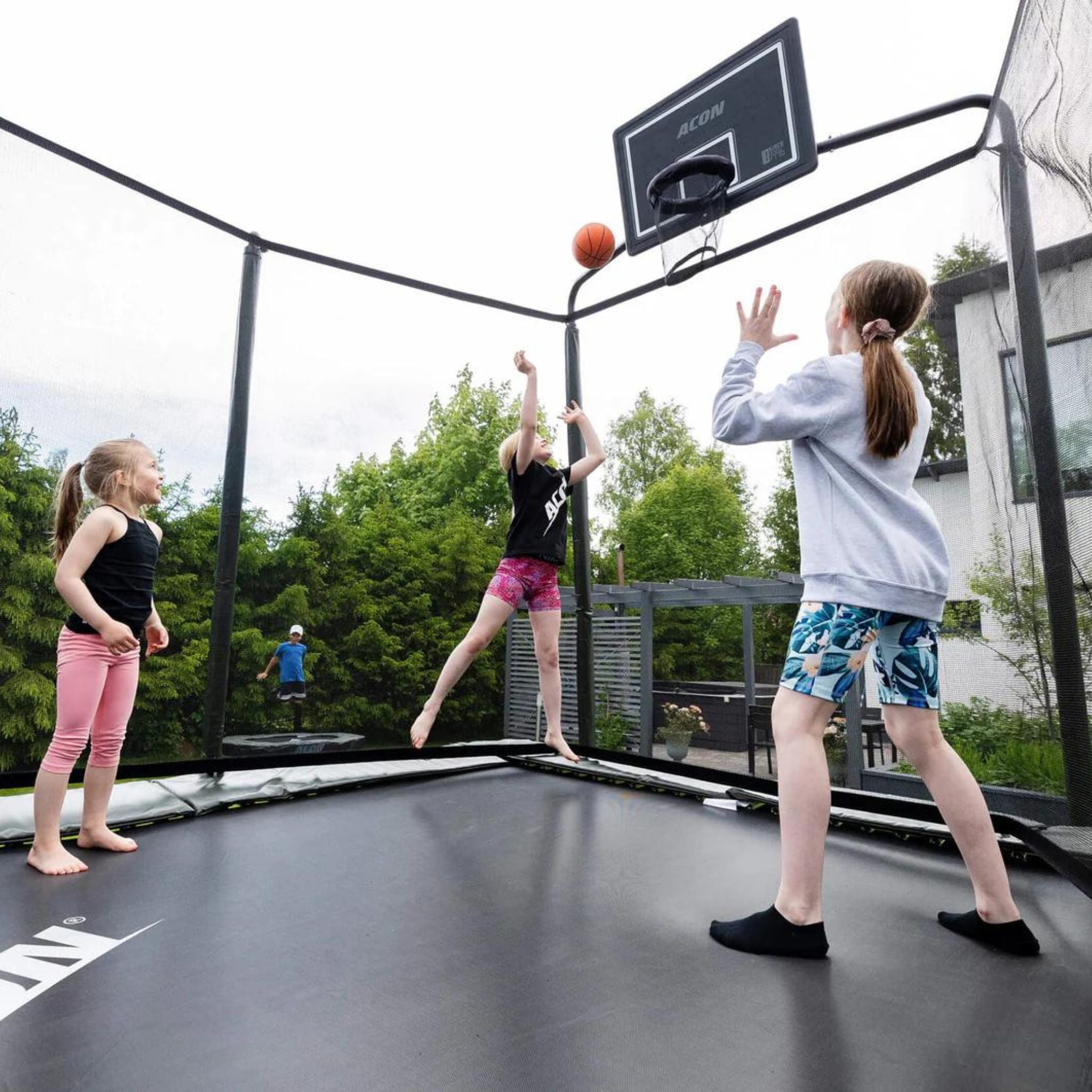 Kinder spielen Basketball. Basketballkorb Trampolin