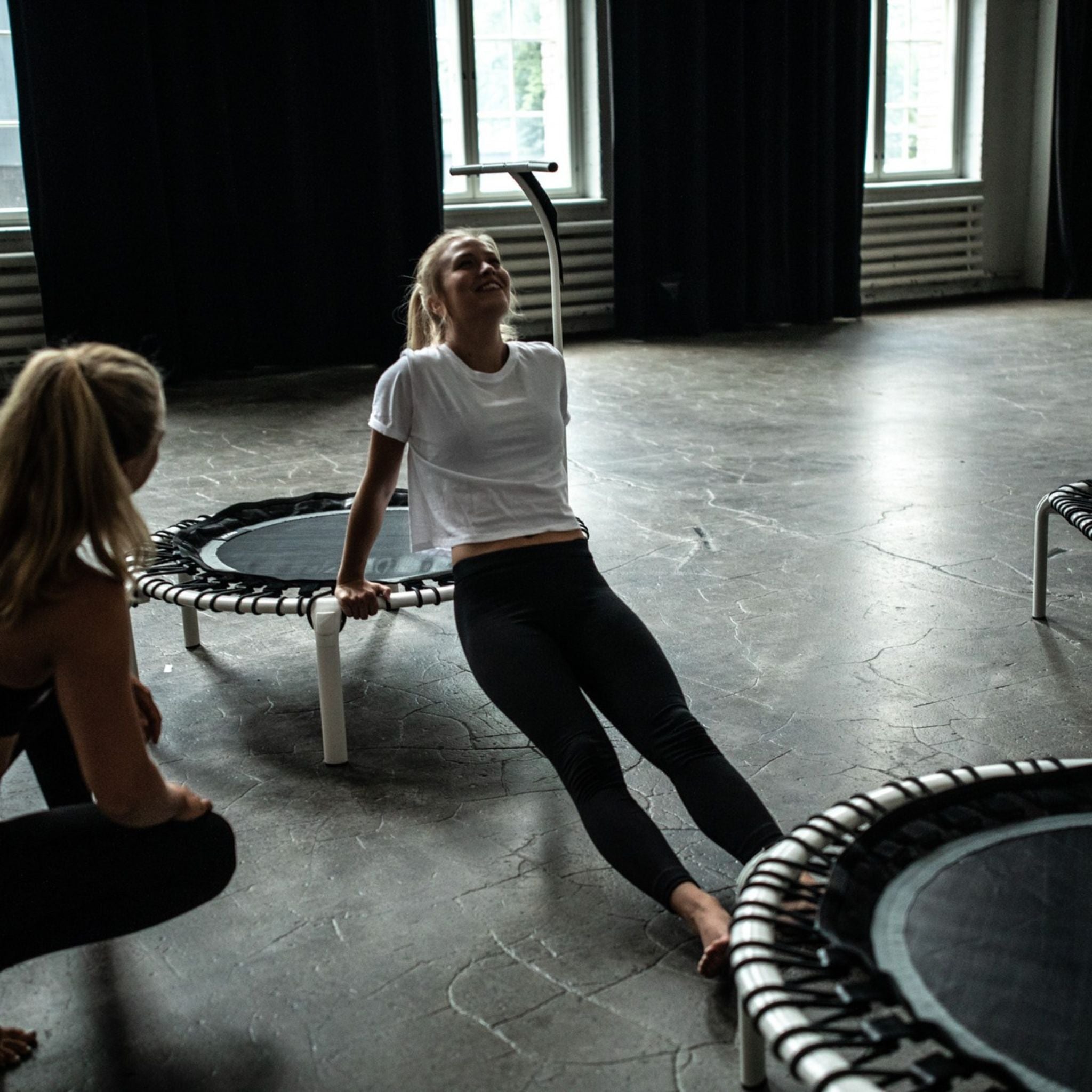 Frau trainiert Faszien auf einem Trampolin