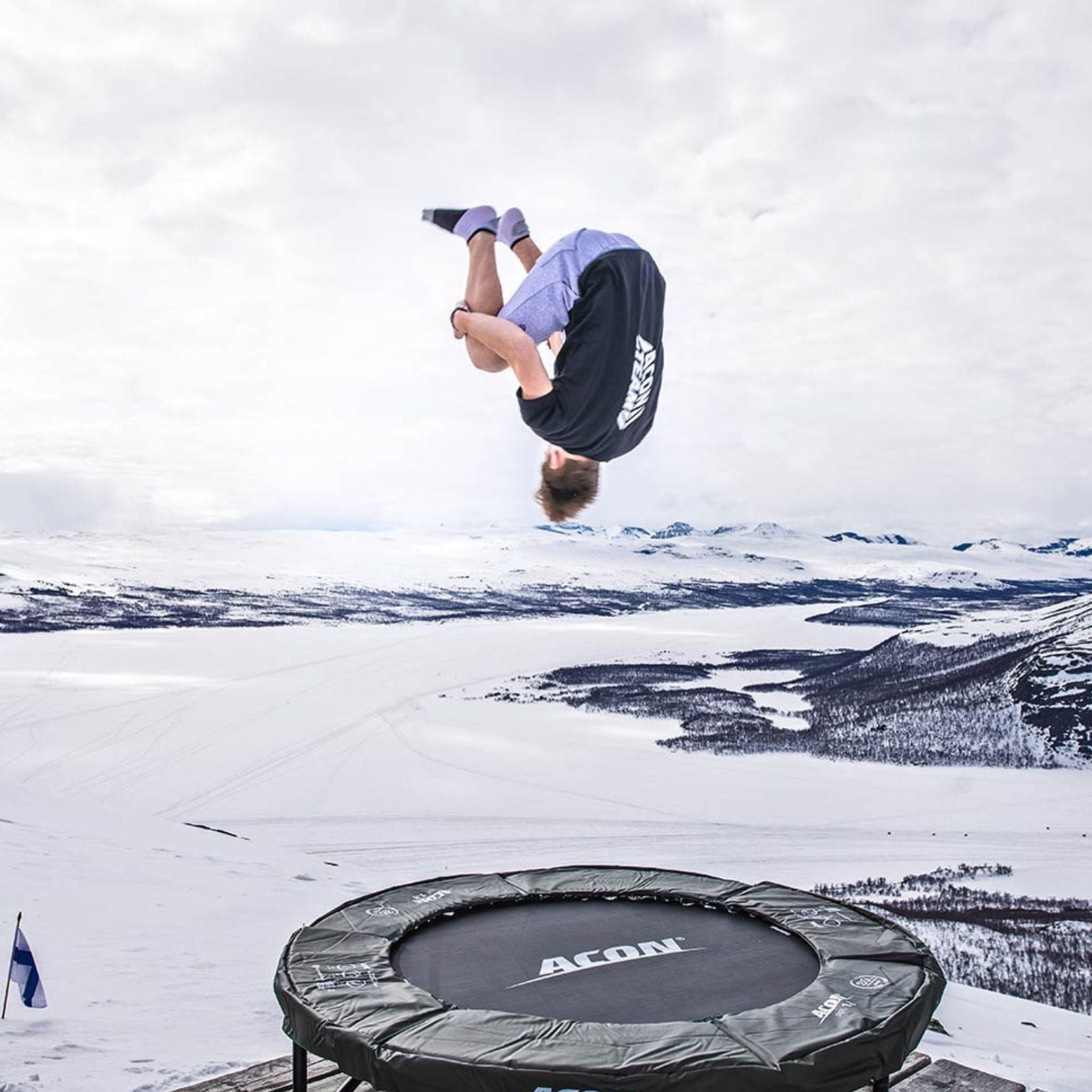 Mann übt Frontflip auf einem Trampolin