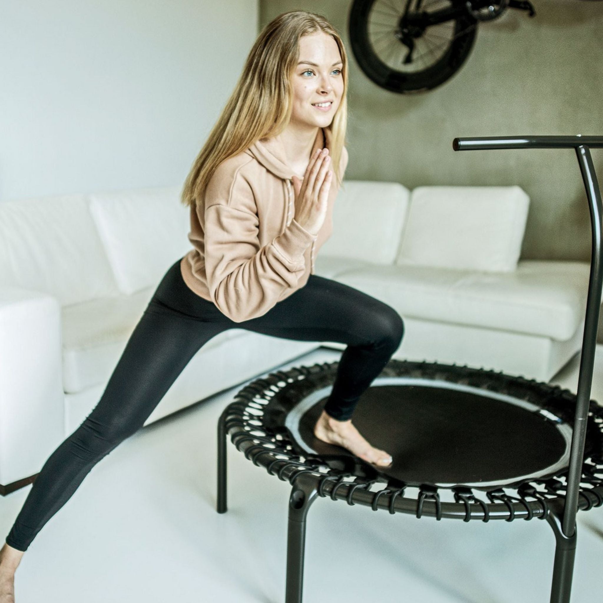 Frau macht Sport. Jumping Fitness