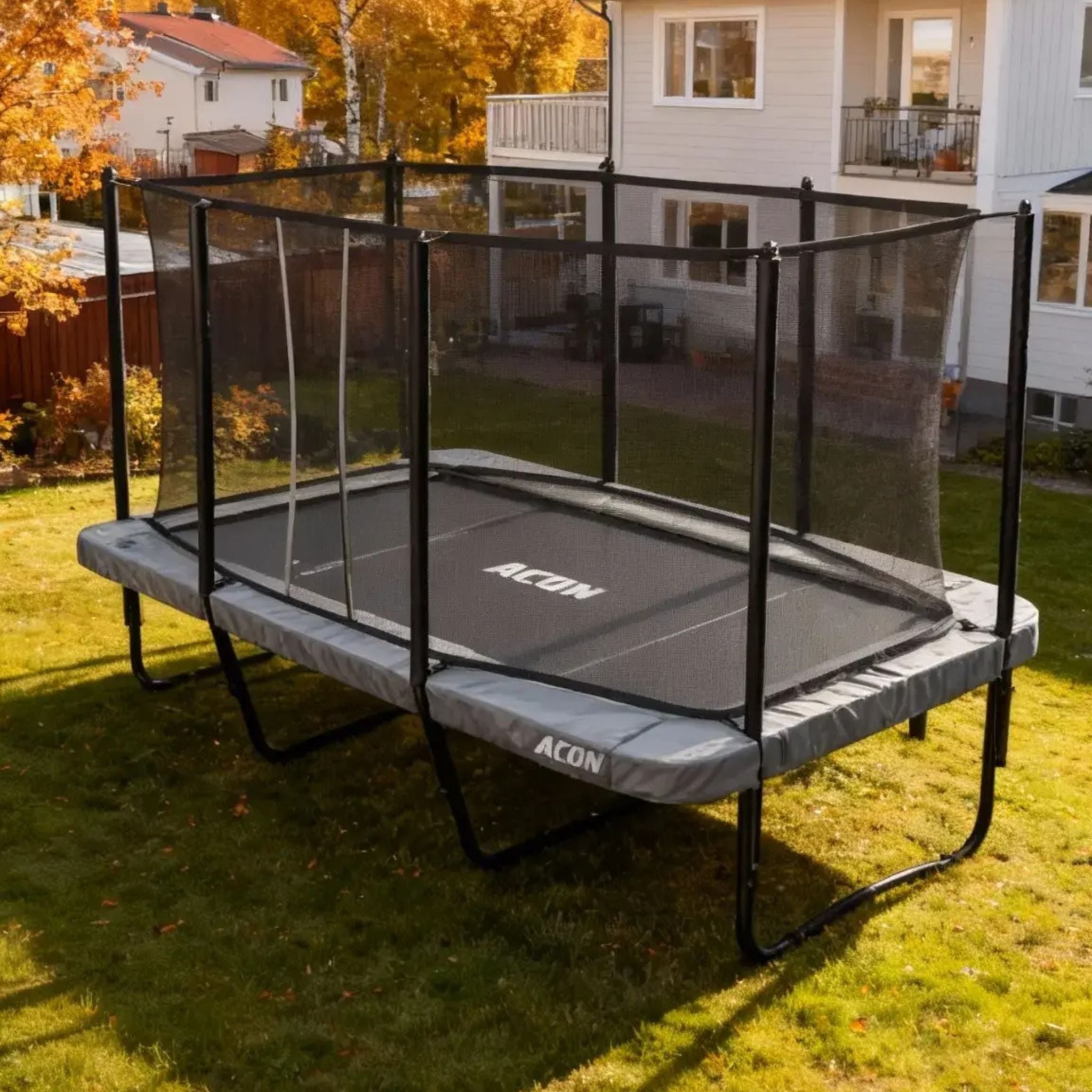 Ein sicheres Trampolin im Garten mit Netz, das für Sicherheit und Spaß sorgt.