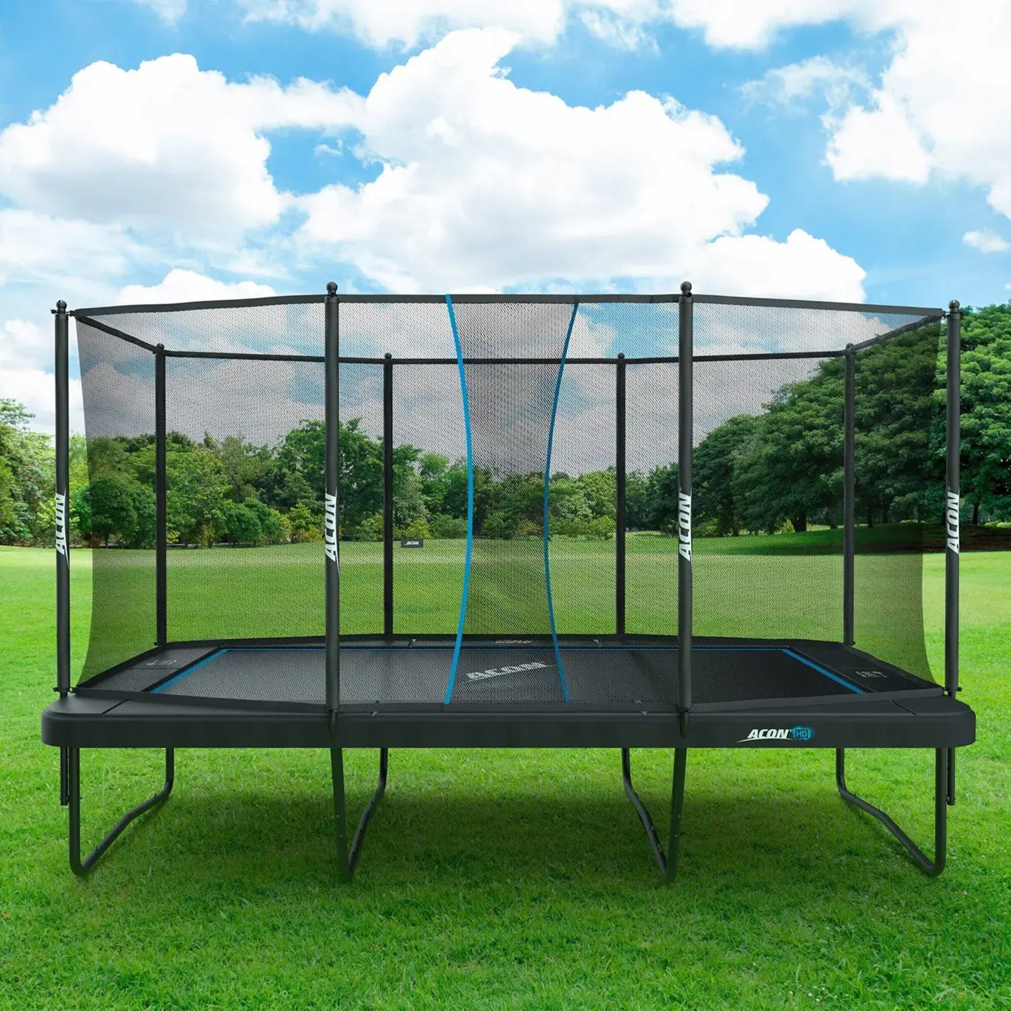 Ein Trampolin steht auf Gras und ist mit einem Netz umgeben.