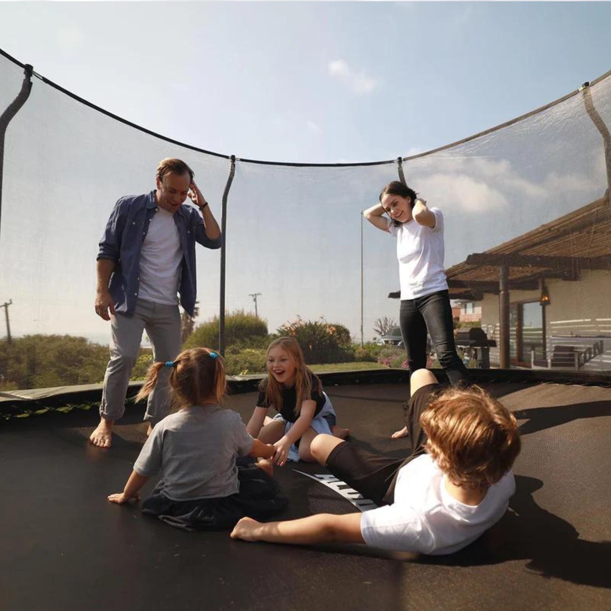 Familie auf Trampolin. Ball Spiel.