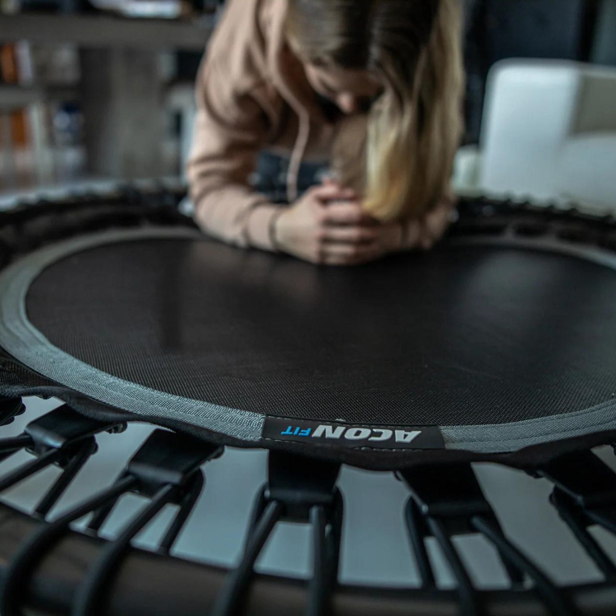 Frau plankt auf Trampolin