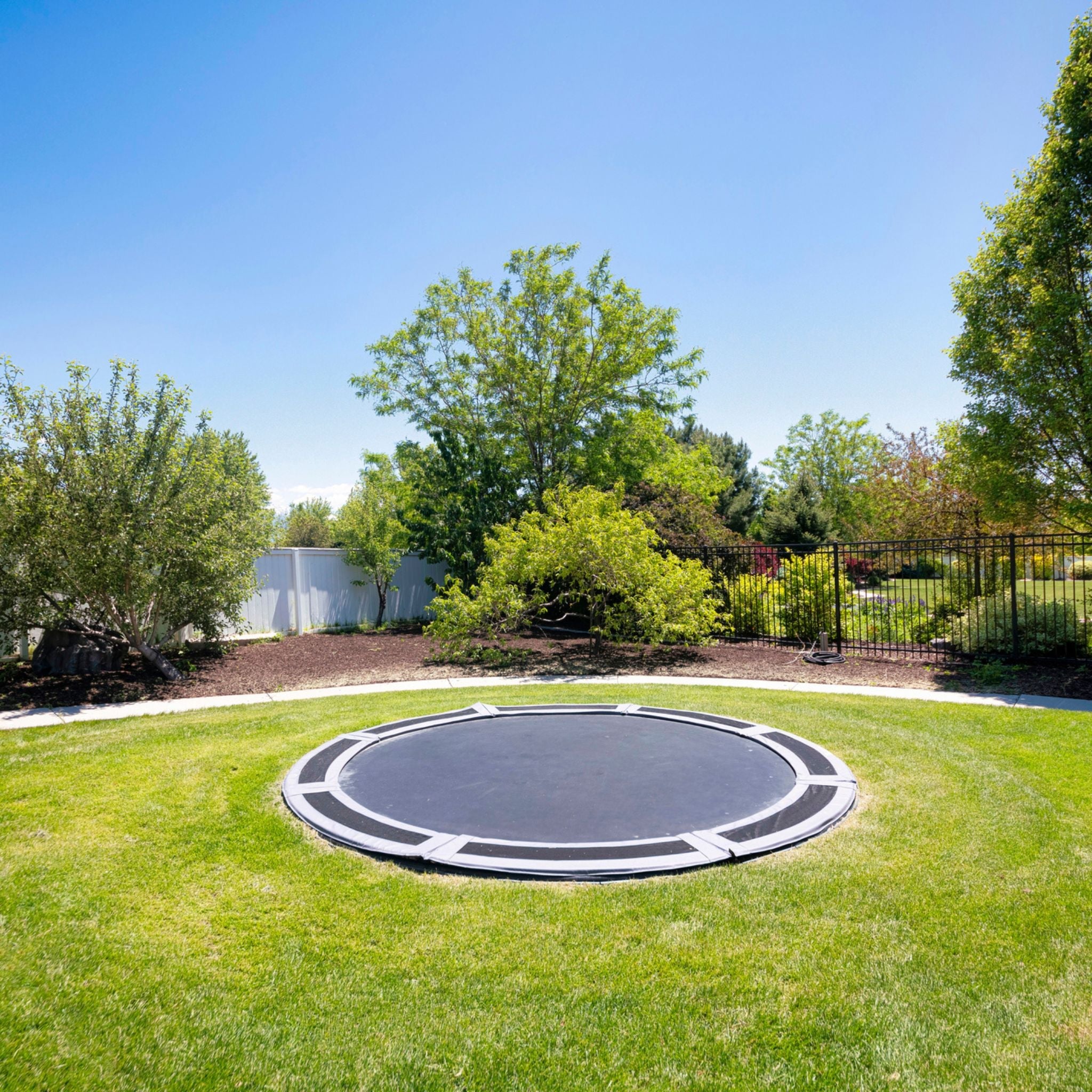 Trampolin im Garten im Boden eingelassen