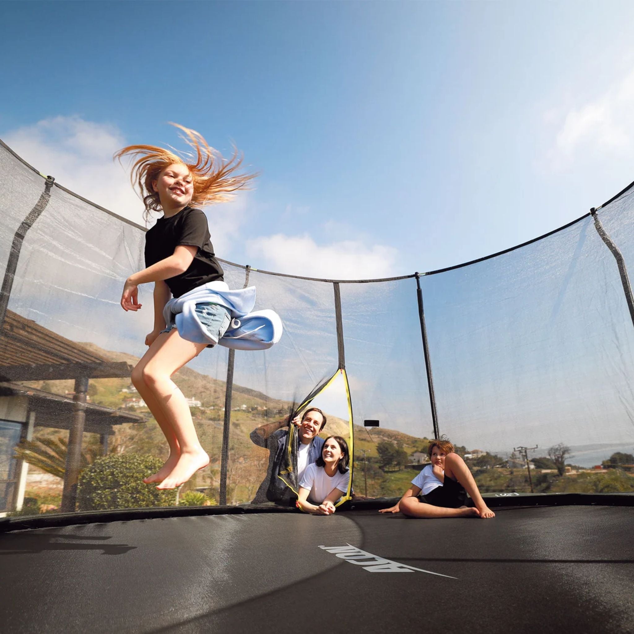 Kind springt auf dem Trampolin mit Netz (Was tun, wenn das Trampolin-Netz kaputt ist?)