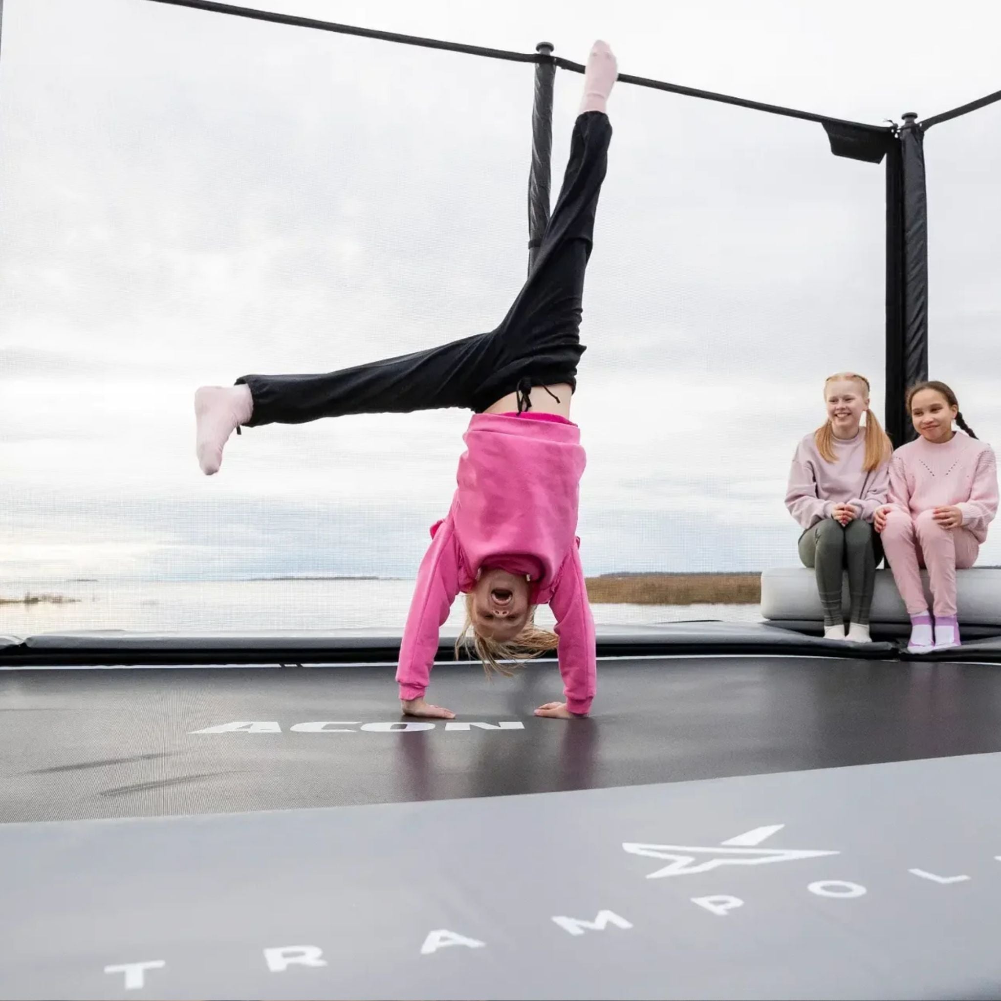 Mädchen spielen auf ACON Trampolin