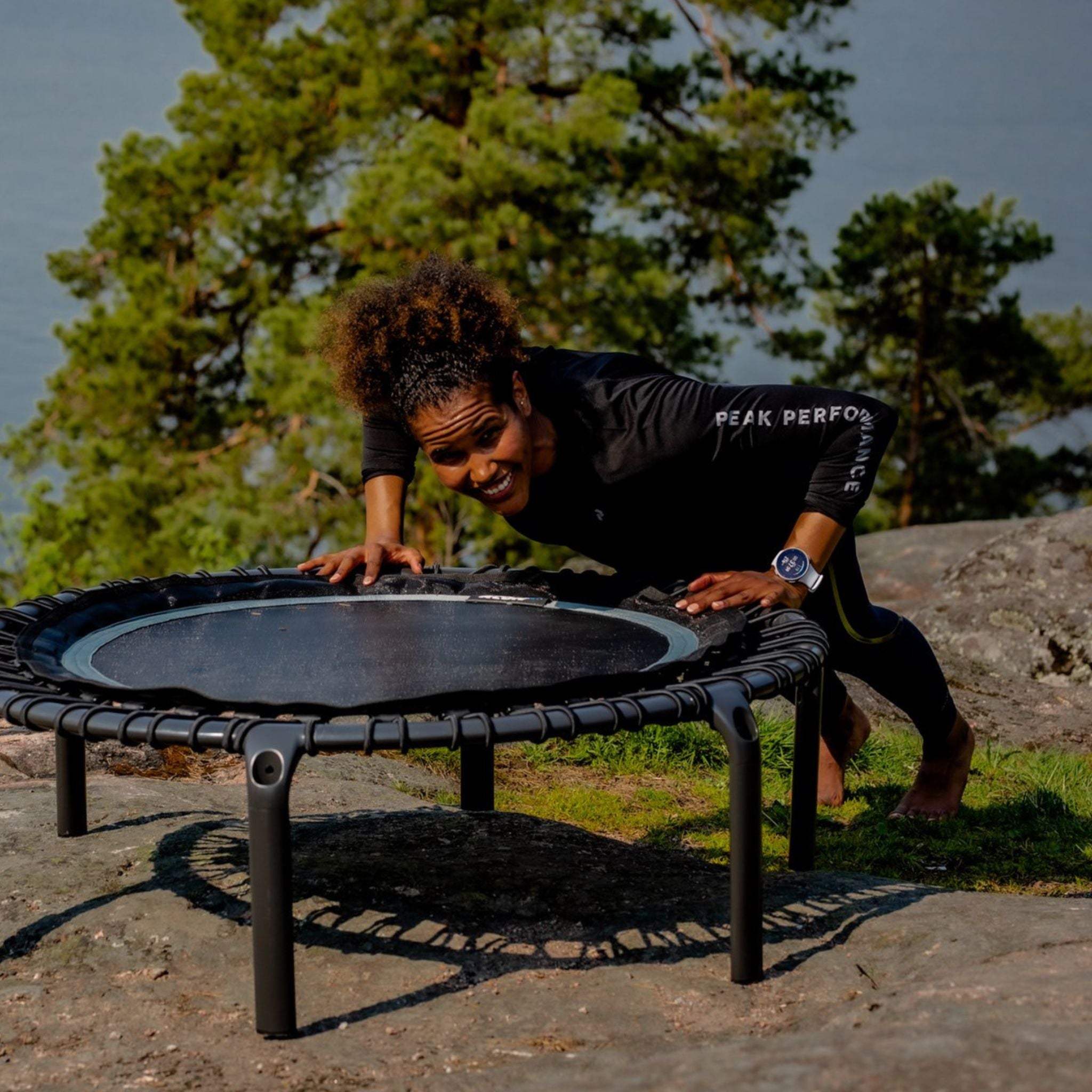 Frau macht Sport. Trampolin Training