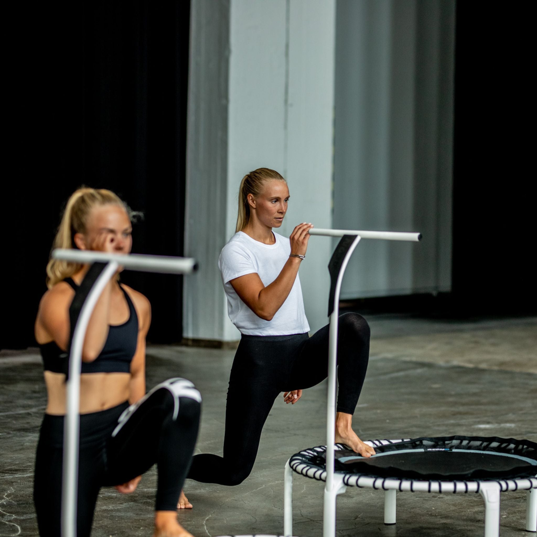 Frauen trainieren auf Trampoline