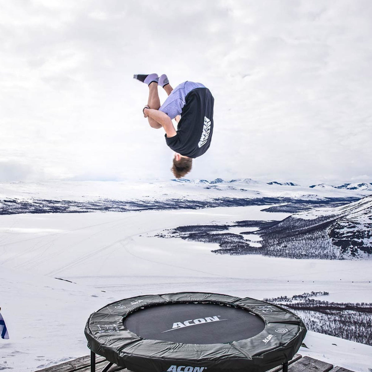 Trampolinspringen im Schnee. Beliebtheit.