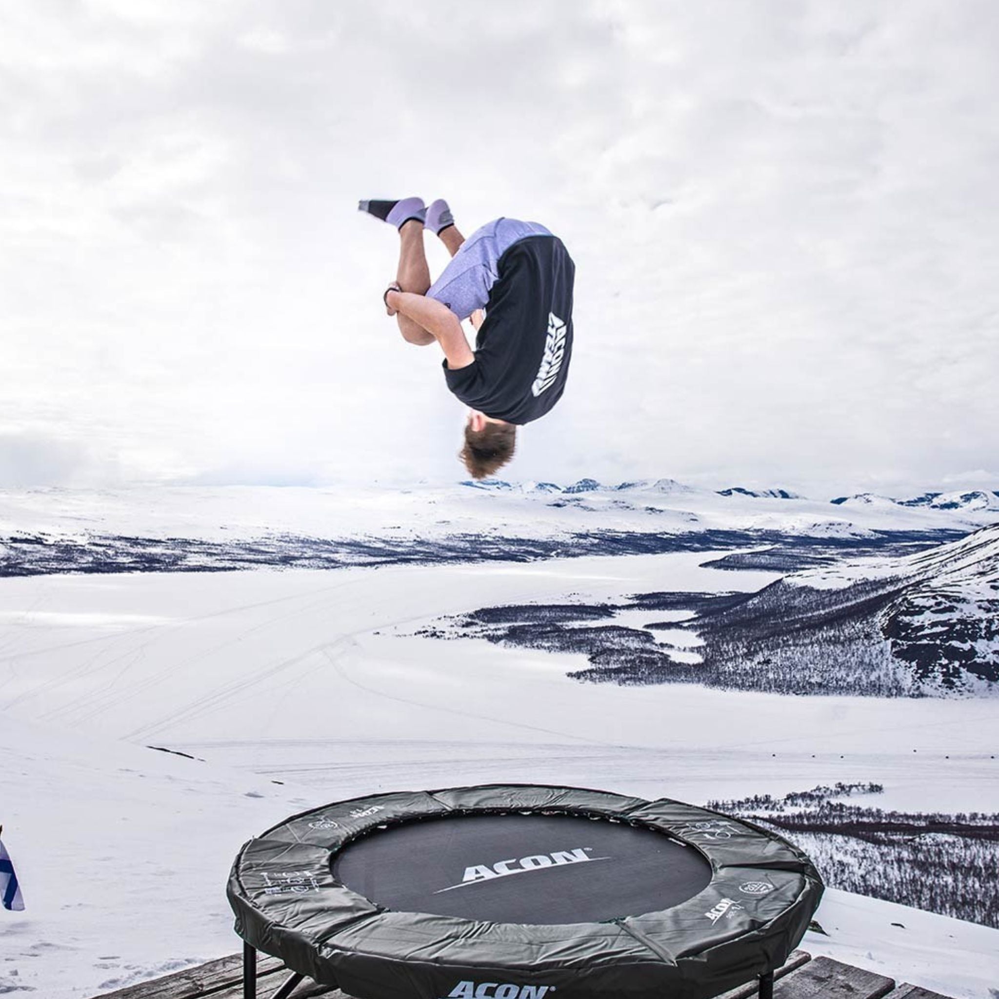 Trampolinspringen im Schnee. Beliebtheit.