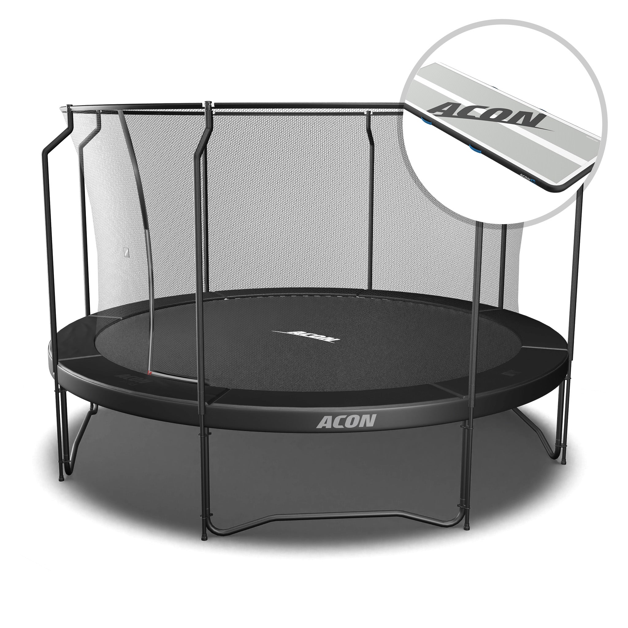 Ein Mädchen in einer roten Jacke springt auf einem Acon-Trampolin + airtrack.