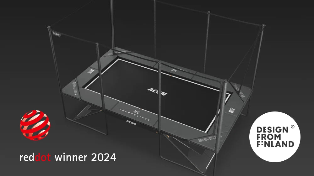 Rechteckiges Acon X Trampolin mit dem Logo „Red Dot Award Winner 2024“ und dem Zeichen „Design from Finland“.