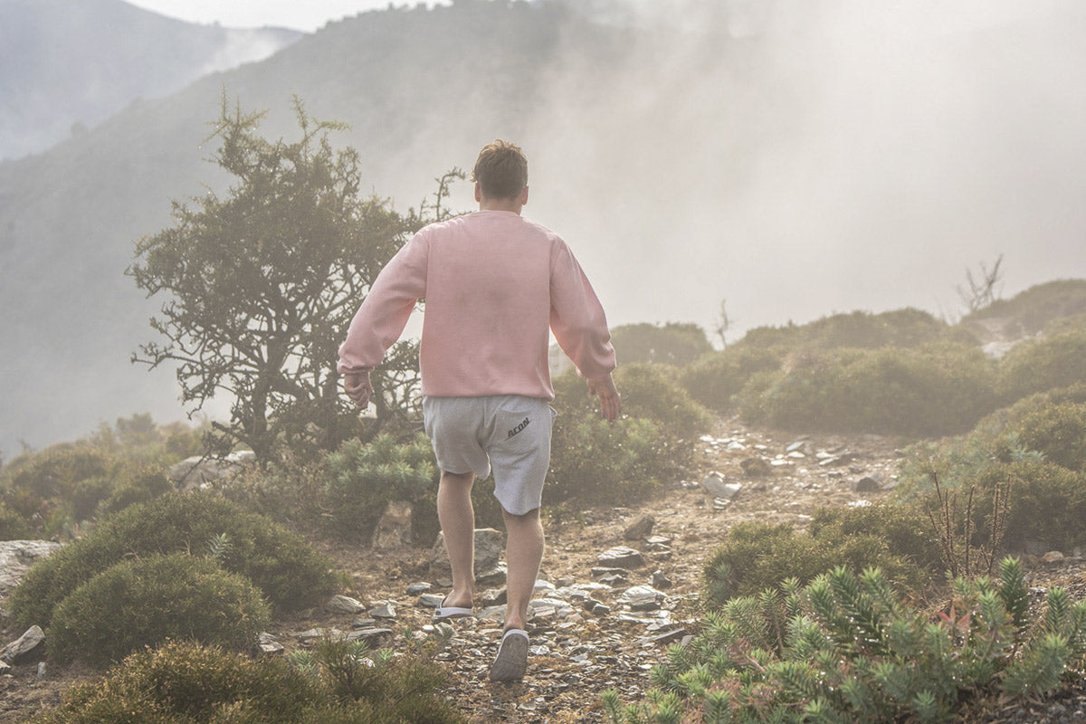 Ein Mann in ACON Shorts in einer Waldansicht