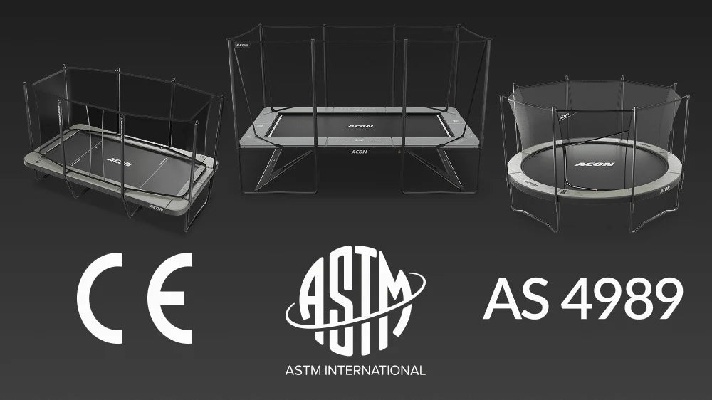Drei Acon-Trampolinmodelle mit den Zertifizierungszeichen CE, ASTM und AS 4989.