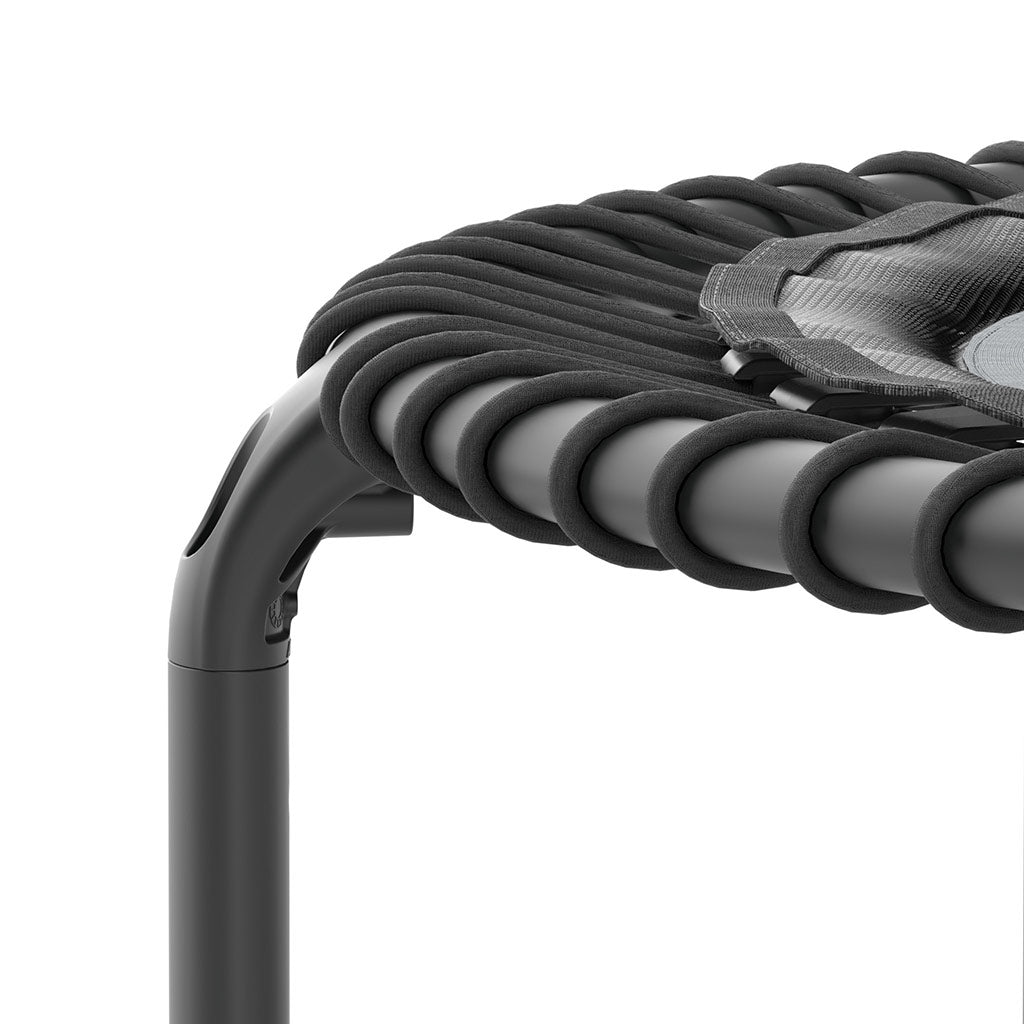 Nahaufnahme des runden ACON FIT 1,12m-Trampolins mit schwarzen Bungee-Seilen.