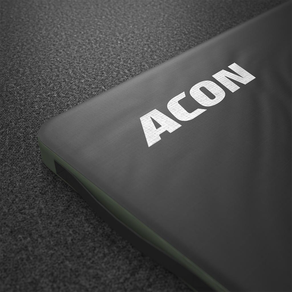 Die Acon Crash Matte, die auf einer rechteckigen Trampolin-Sprungfläche liegt