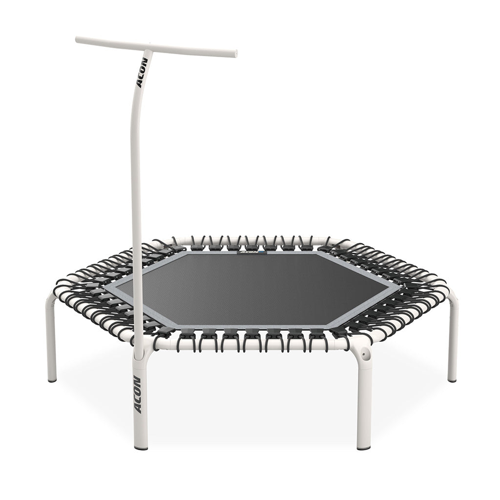 Eine weiße Griffstange für ACON FIT-Trampolin, die an einem sechseckigen FIT-Trampolin befestigt ist
