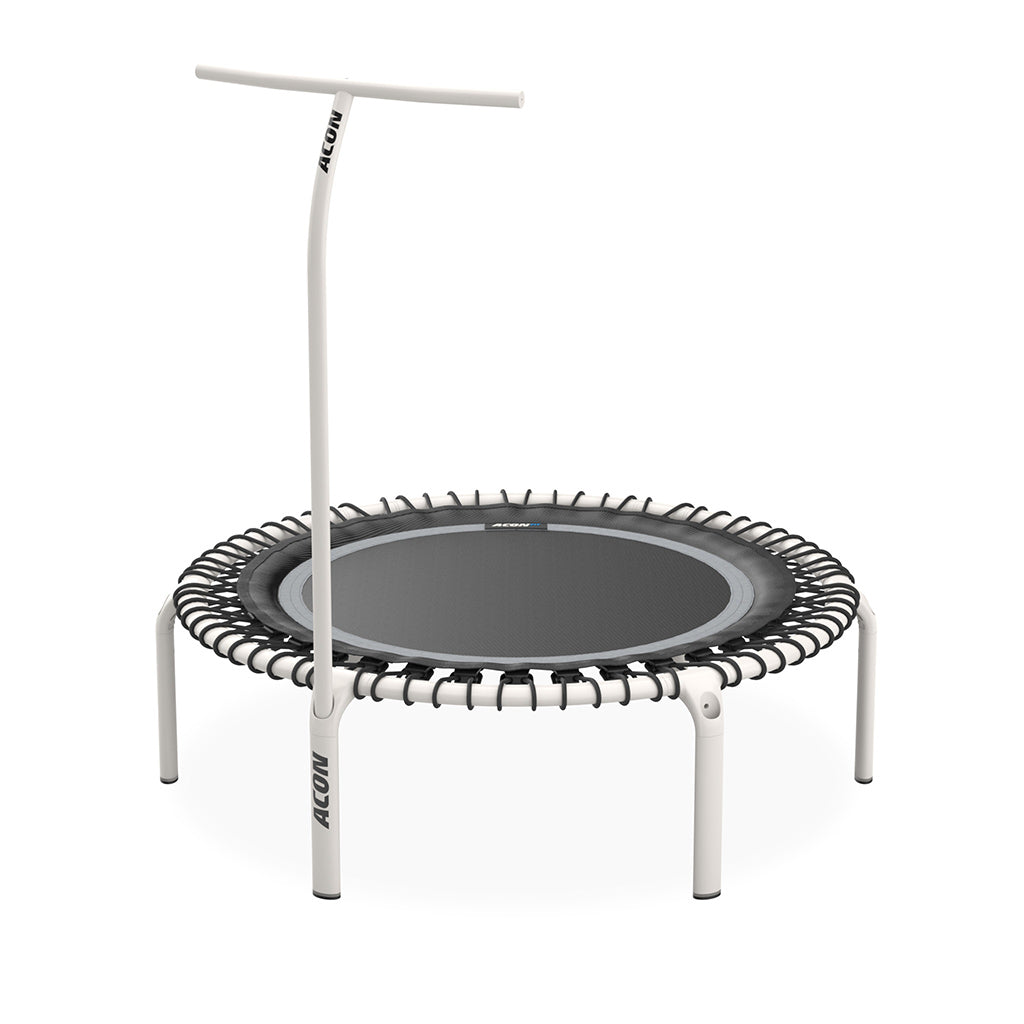 Eine weiße Griffstange für ACON FIT-Trampolin, die an einem runden FIT-Trampolin befestigt ist