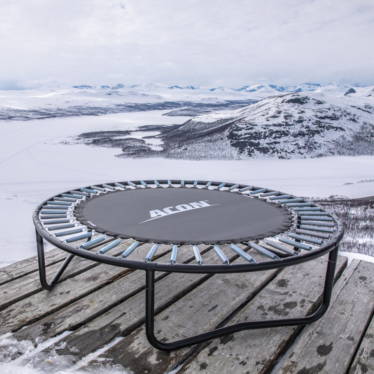 Ein ACON Trampolin steht auf einem schneebedeckten Deck.